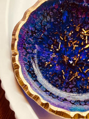 Handgemachte lila Schmuckschale aus Resin mit goldenen Details und gewelltem Rand