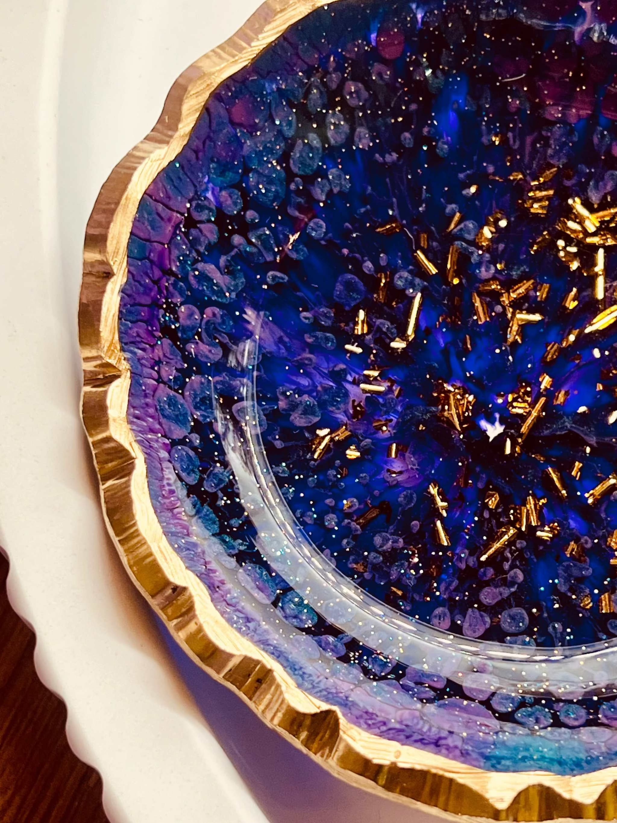 Handgemachte lila Schmuckschale aus Resin mit goldenen Details und gewelltem Rand