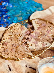 Handgemachtes Tablett aus Resin mit rosa Rhododendron Blüten und goldenen Details, ca. 26x18cm