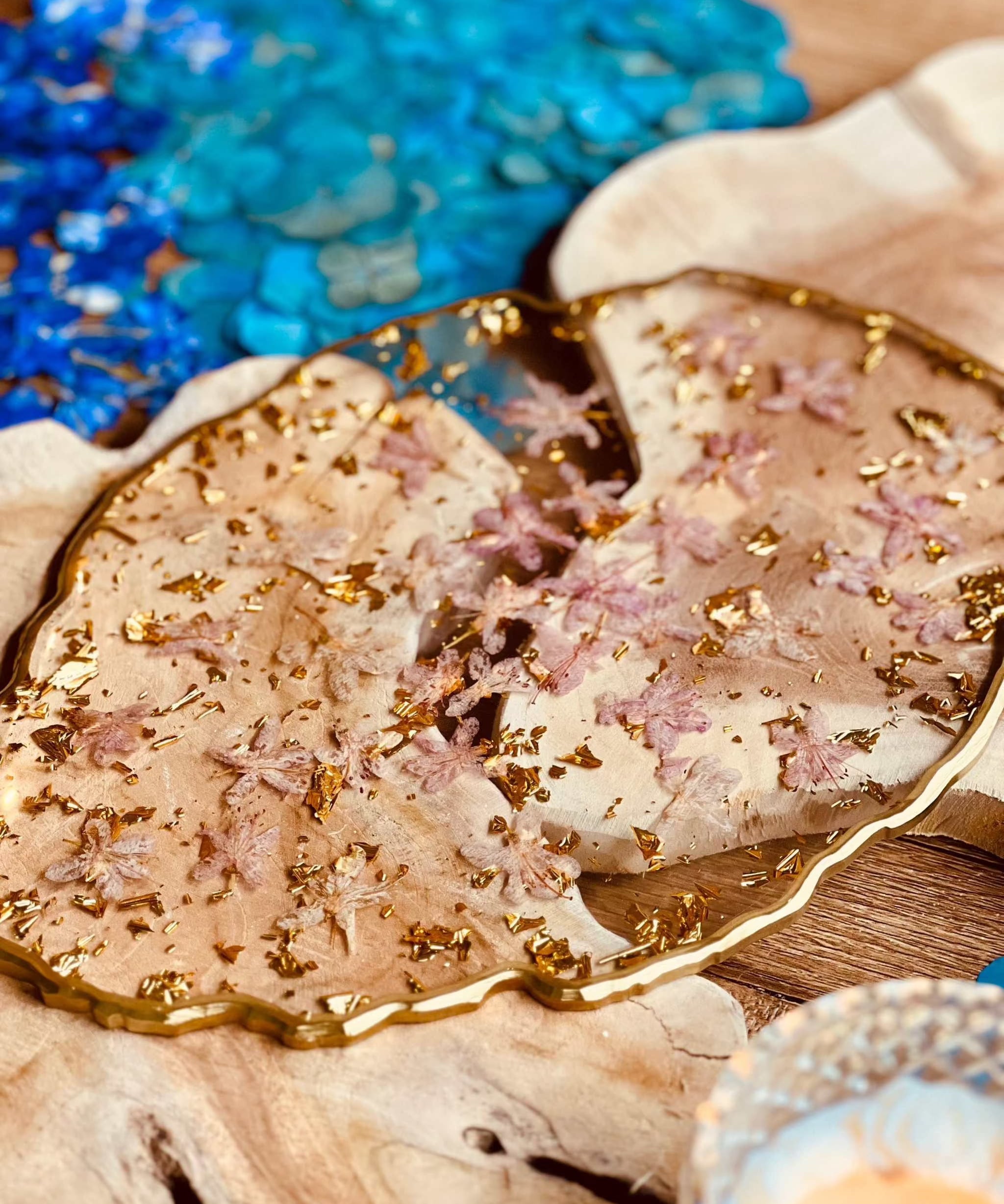 Handgemachtes Tablett aus Resin mit rosa Rhododendron Blüten und goldenen Details, ca. 26x18cm