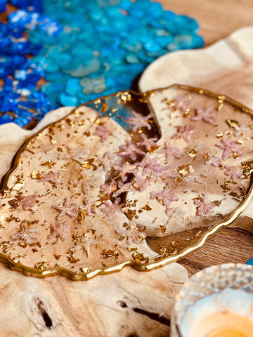 Tablett aus Resin mit rosa Rhododendron Blüten und goldenen Details