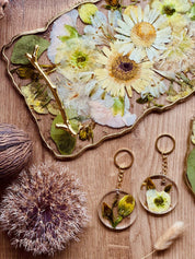 Schlüsselanhänger aus konserviertem Brautstrauß mit echtem Blumenmotiv und Metallring in Gold oder Silber