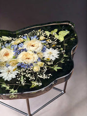 nierenförmiger Brautstrauß Couchtisch mit konservierten echten Blumen und Epoxidharz, individuelles Design mit goldfarbenem Rand