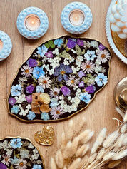 schwarzes Tablett aus Resin mit getrockneten Blumen und goldenen Details handgefertigt ca. 31x21 cm