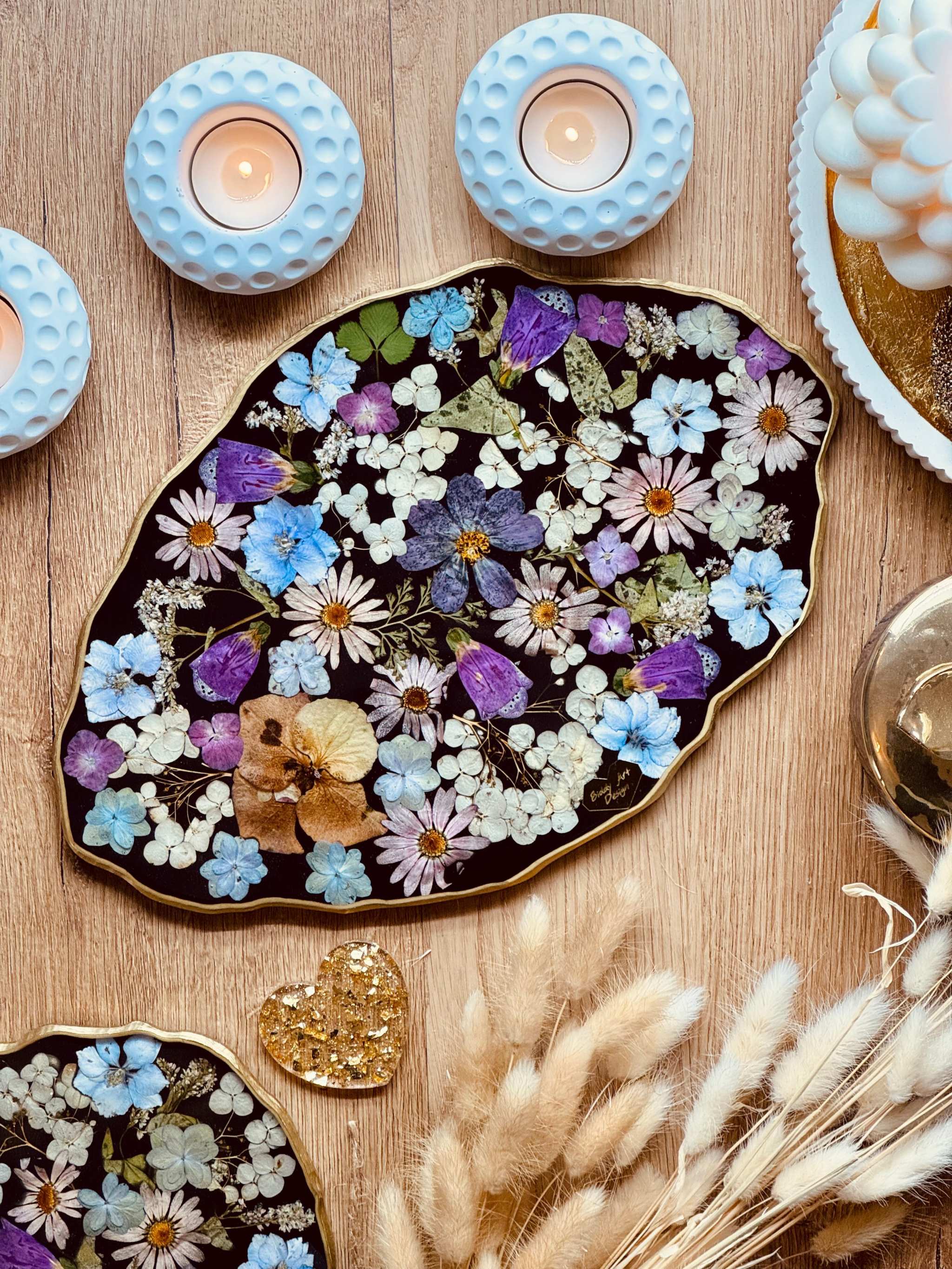 schwarzes Tablett aus Resin mit getrockneten Blumen und goldenen Details handgefertigt ca. 31x21 cm