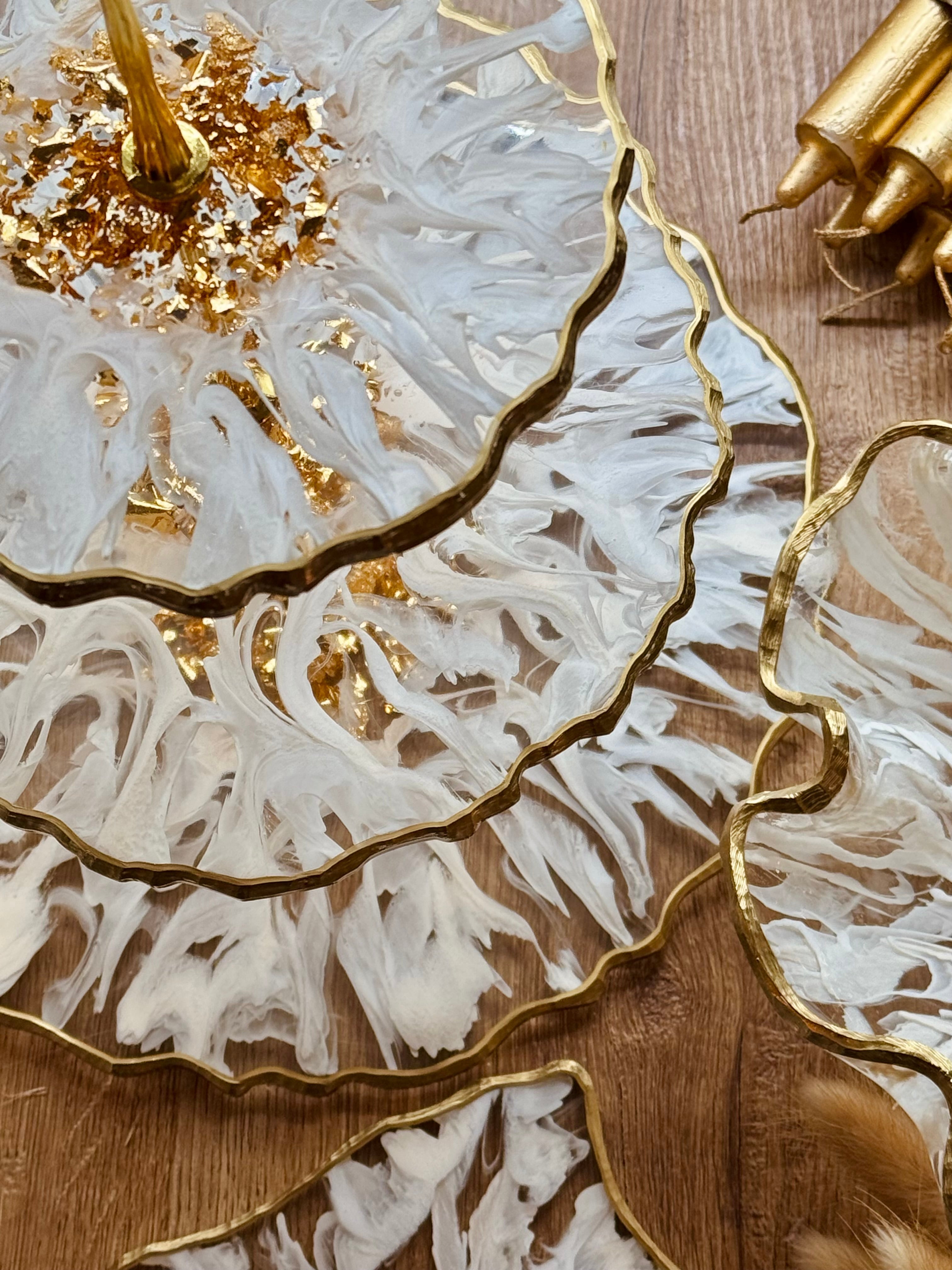 weiß-goldenes Deko Set aus Epoxidharz mit dreistöckiger Etagere, Schale, 4 Untersetzern und Tablett in 3D-Design