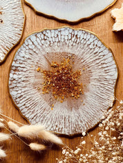 weißes handgemachtes Resin Tablett mit goldenen Details und einzigartigem Design auf Holztisch