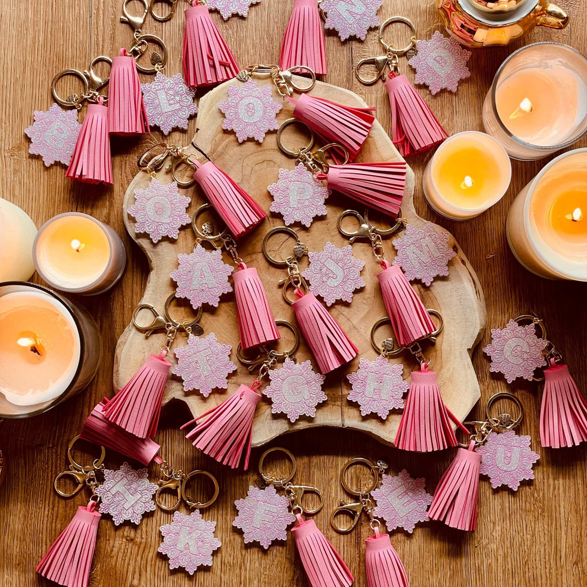 Handgefertigter Designer Schlüsselanhänger im Mandala Design in Rosa und Weiß, aus Resin gefertigt, einzigartiges Unikat, perfektes Accessoire für Stilbewusste.