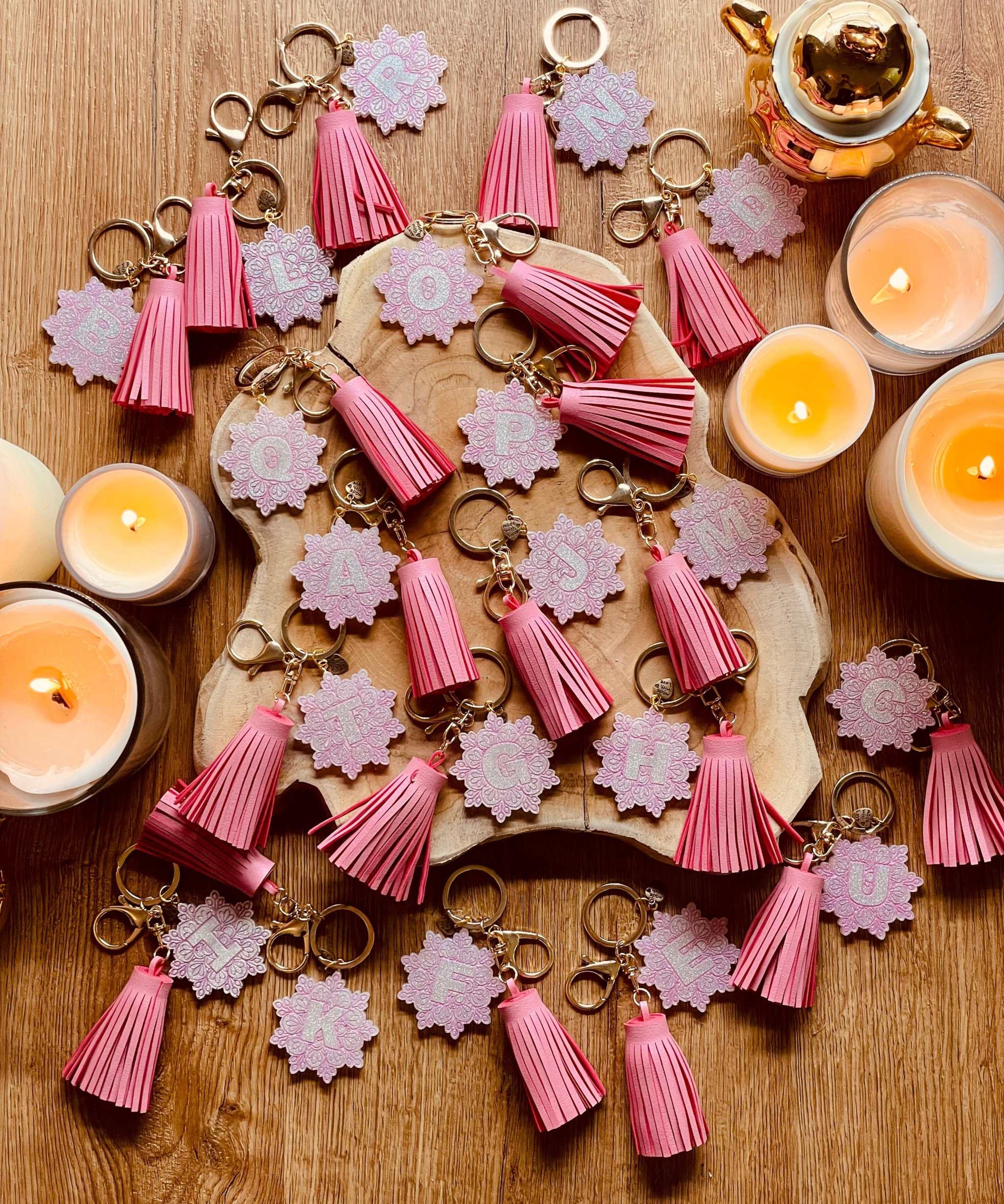 Handgefertigter Designer Schlüsselanhänger im Mandala Design in Rosa und Weiß, aus Resin gefertigt, einzigartiges Unikat, perfektes Accessoire für Stilbewusste.