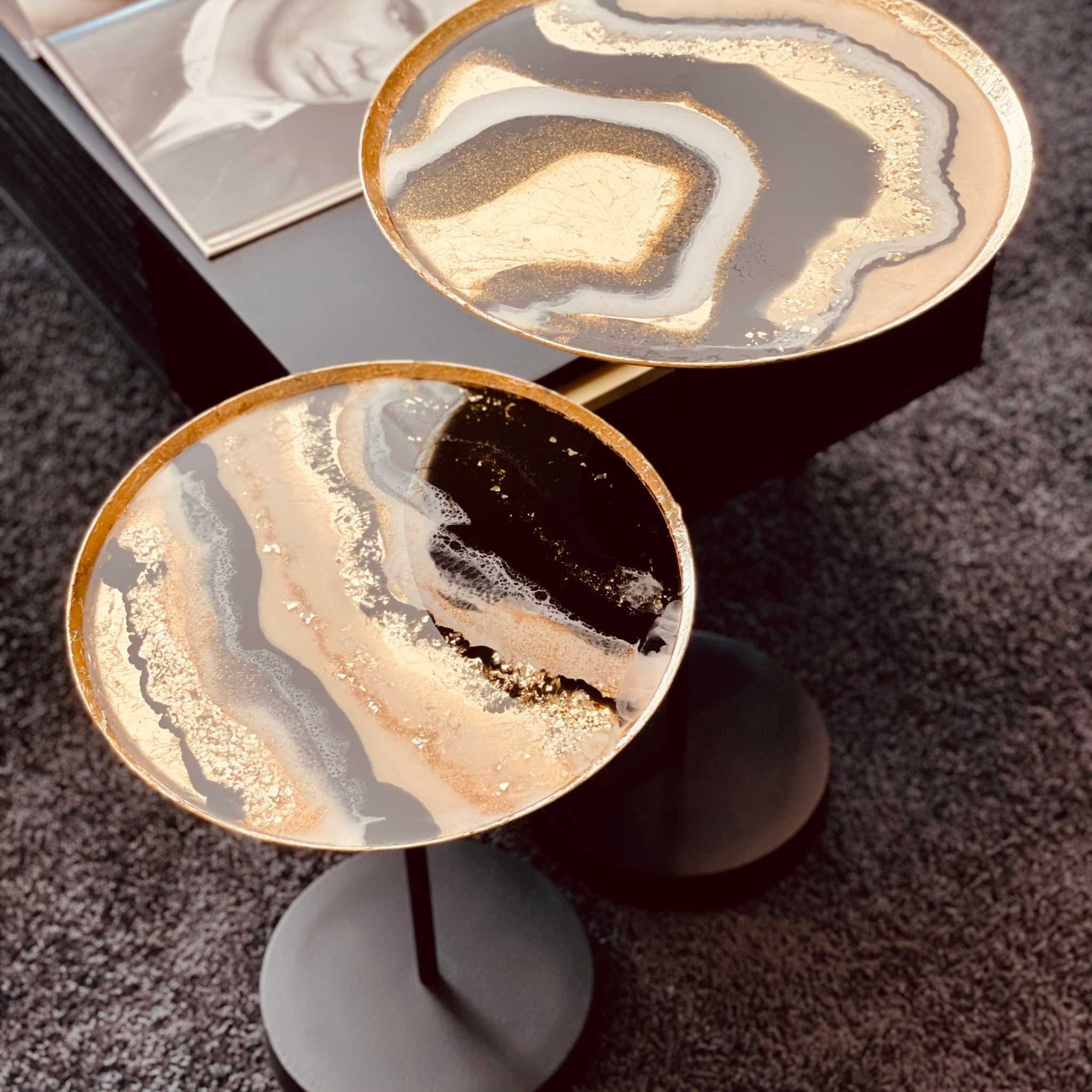 2er Set Couchtische aus Epoxidharz mit Blattgold veredelt – luxuriöse Wohnakzente in rundem Design mit stilvollen Farben