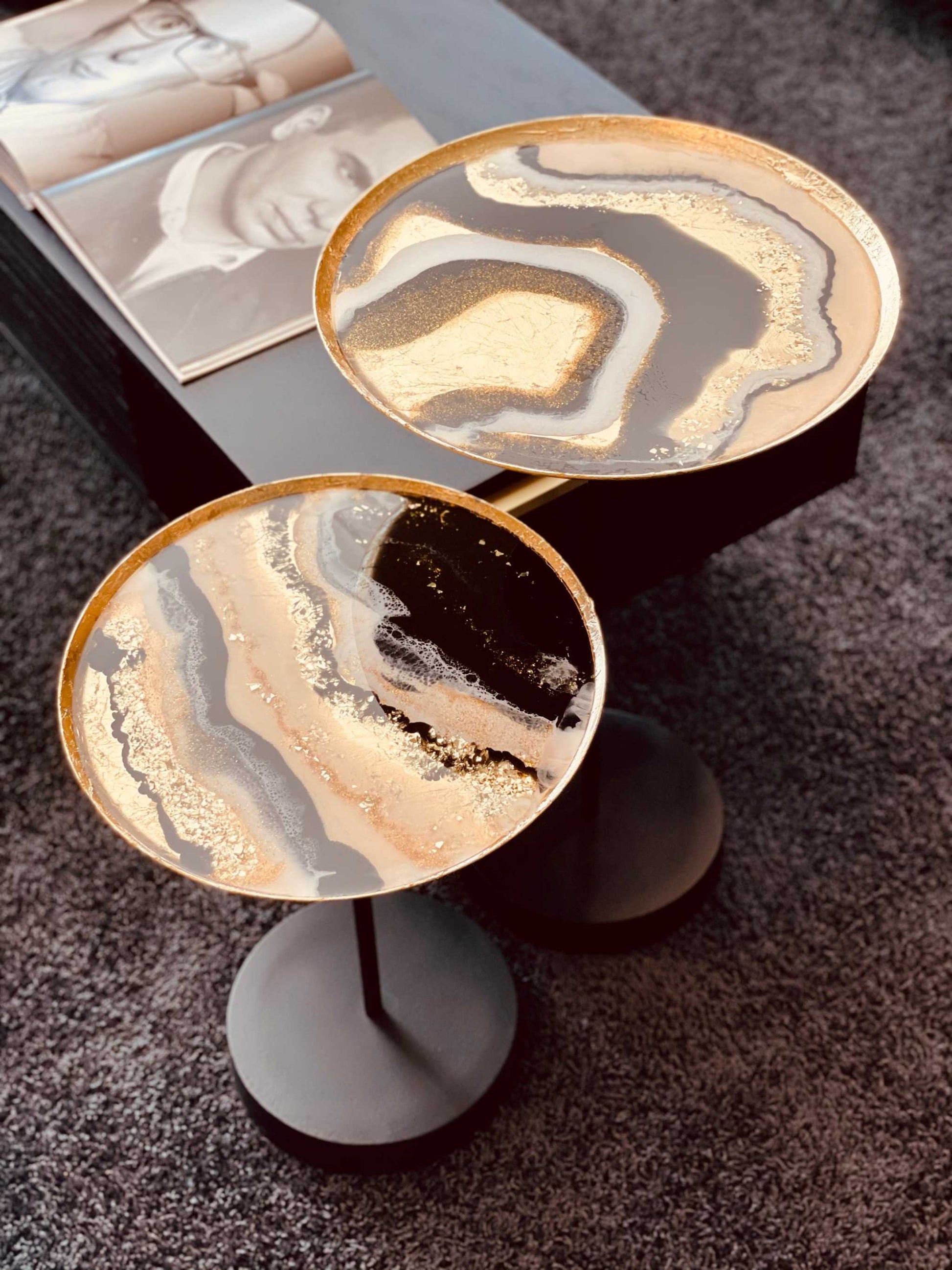 2er Set Couchtische aus Epoxidharz mit Blattgold veredelt – luxuriöse Wohnakzente in rundem Design mit stilvollen Farben