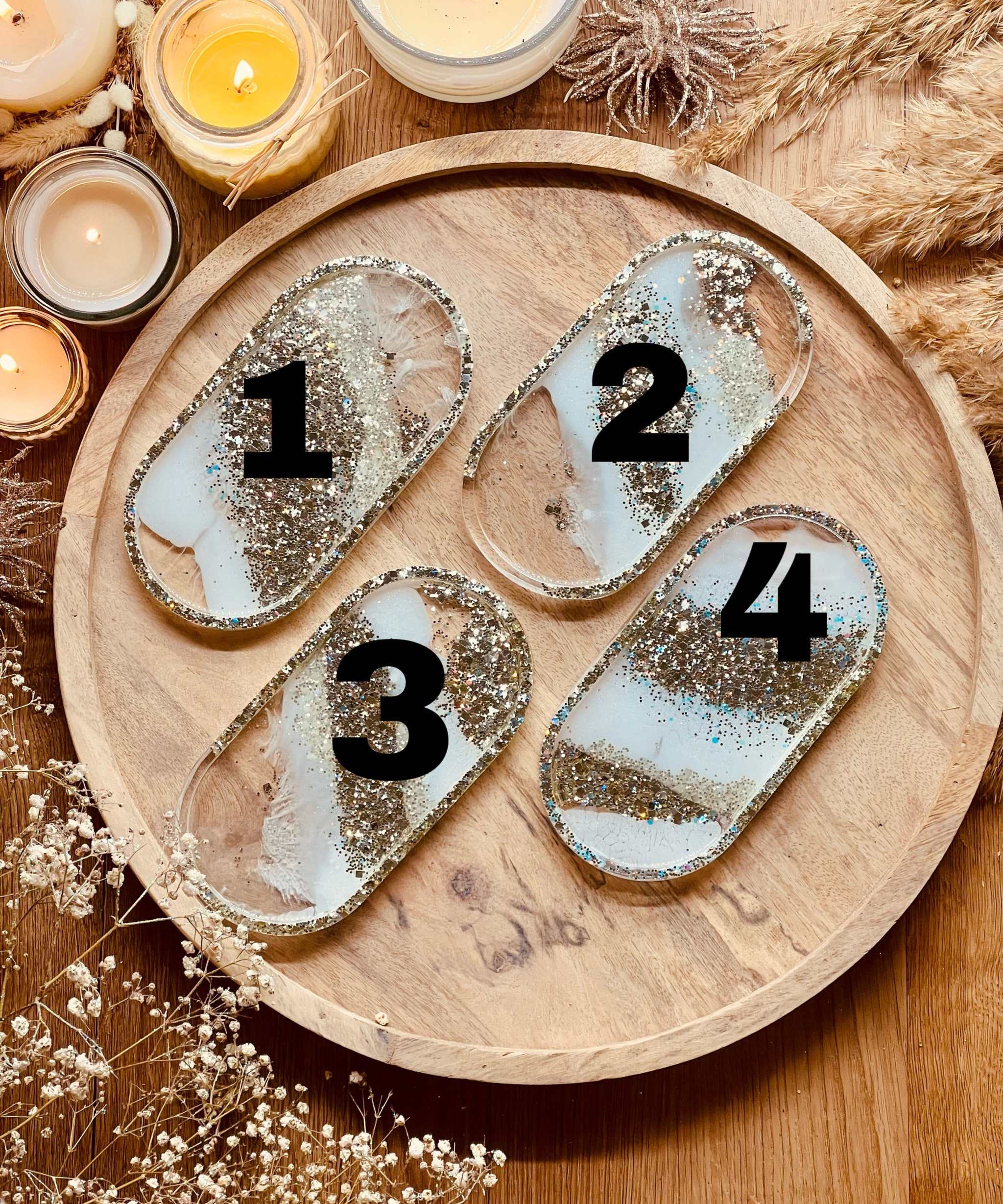 Handgemachte weiße Schmuckschalen aus Resin mit champagnerfarbenen Details auf Holztablett