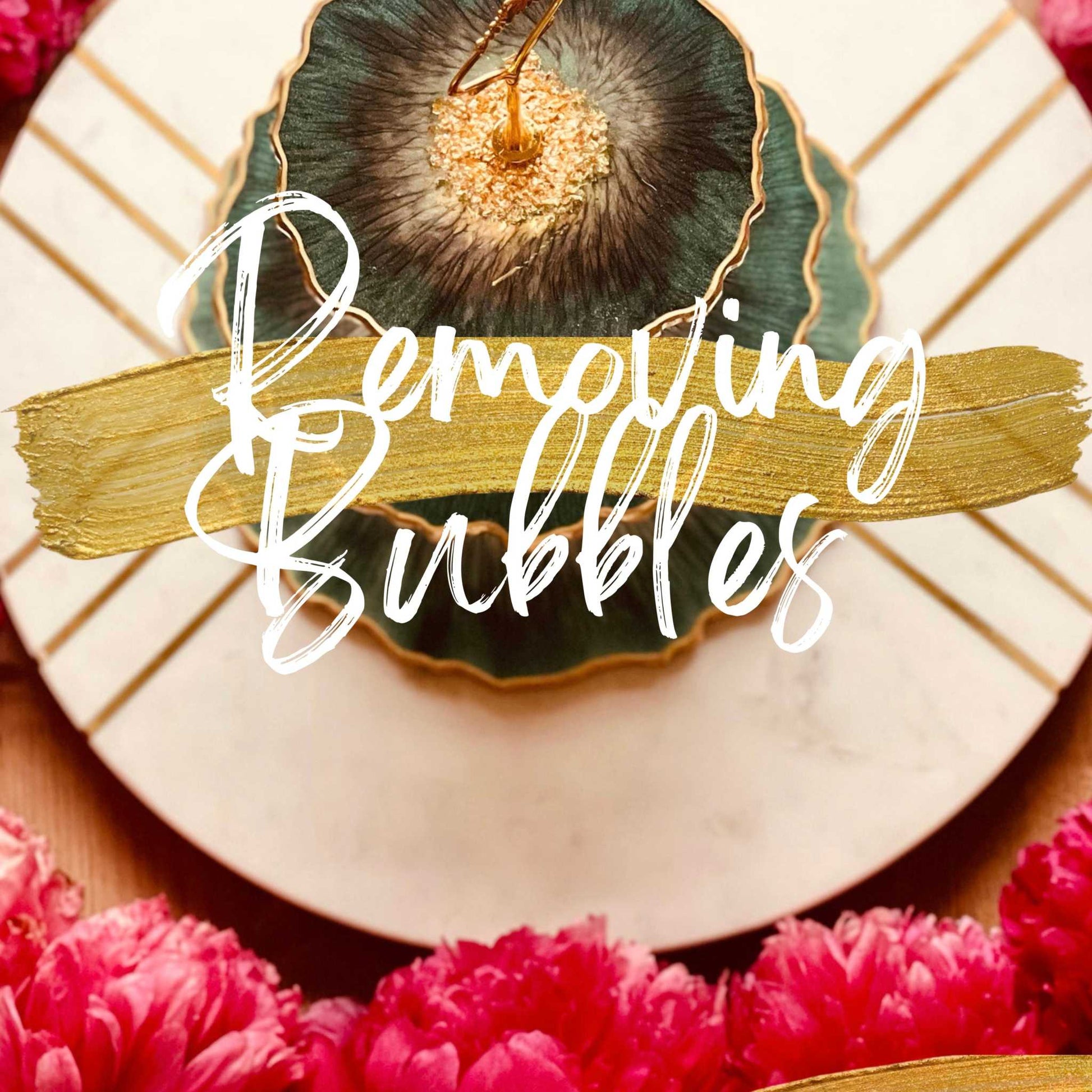 Resin Art Onlinekurs with golden accents on a decorative round backdrop.
