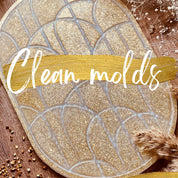 Resin Art Onlinekurs featuring golden textured resin mold on wooden table background.