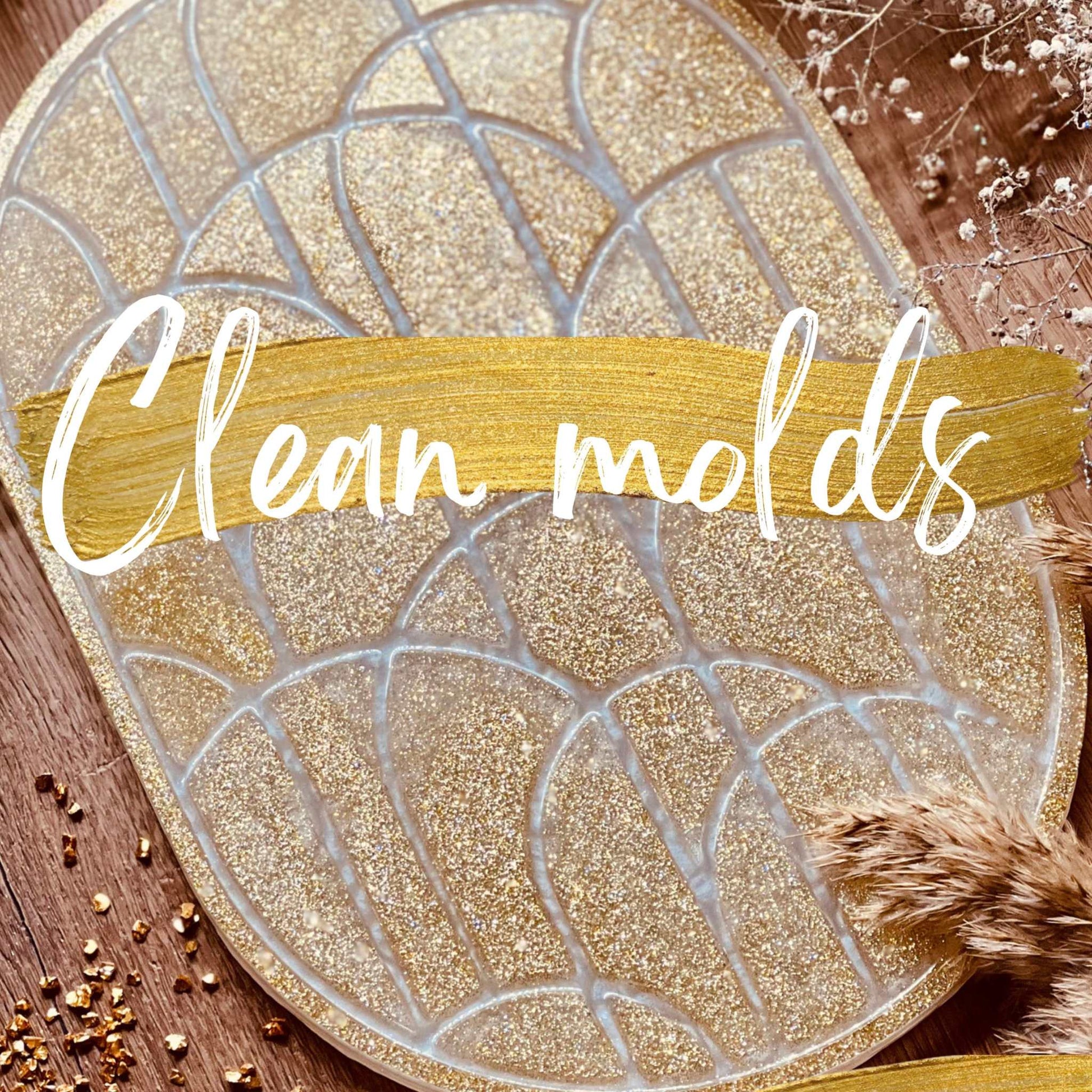 Resin Art Onlinekurs featuring golden textured resin mold on wooden table background.