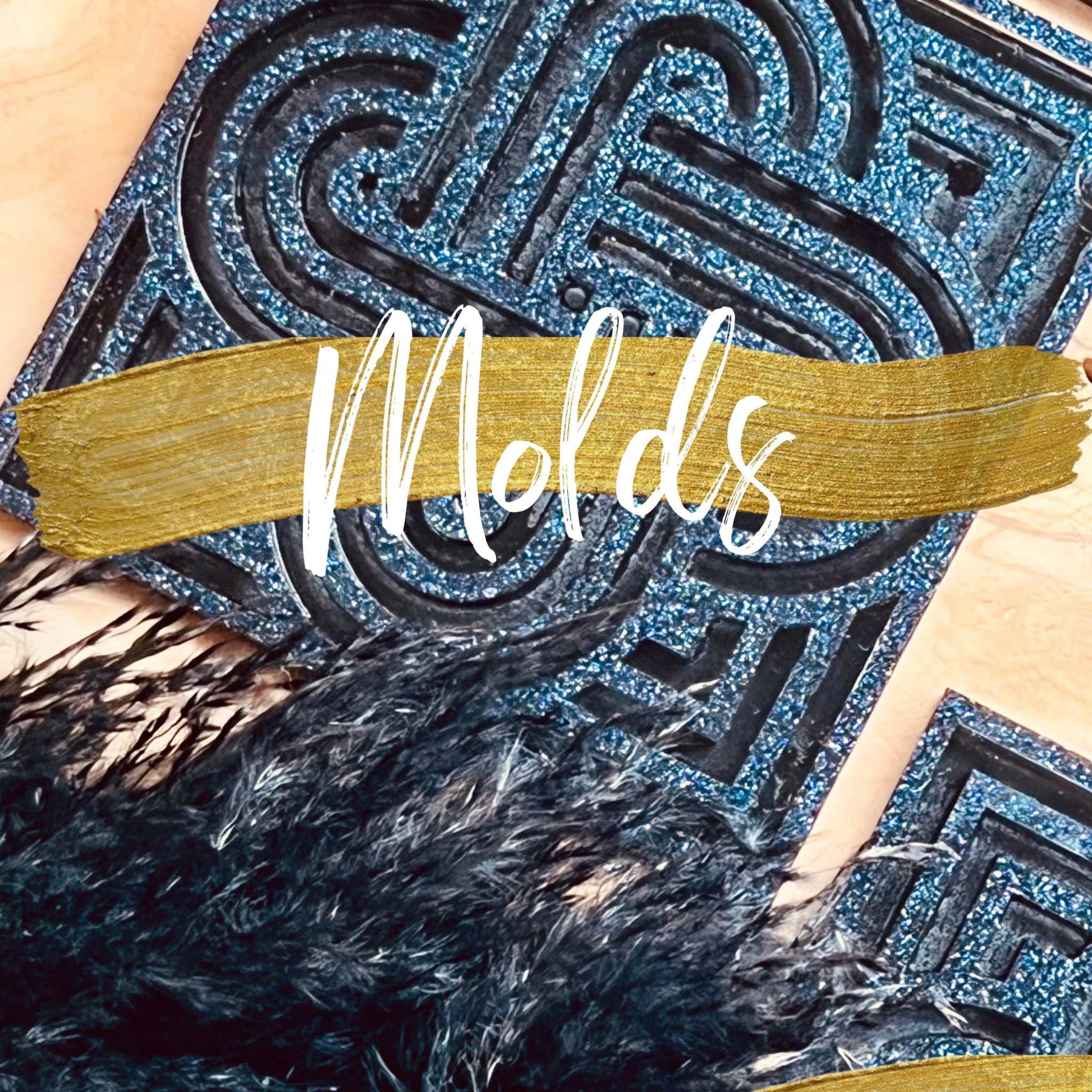 Resin art mold with intricate design and golden brushstroke overlay, highlighting Resin Art Onlinekurs.
