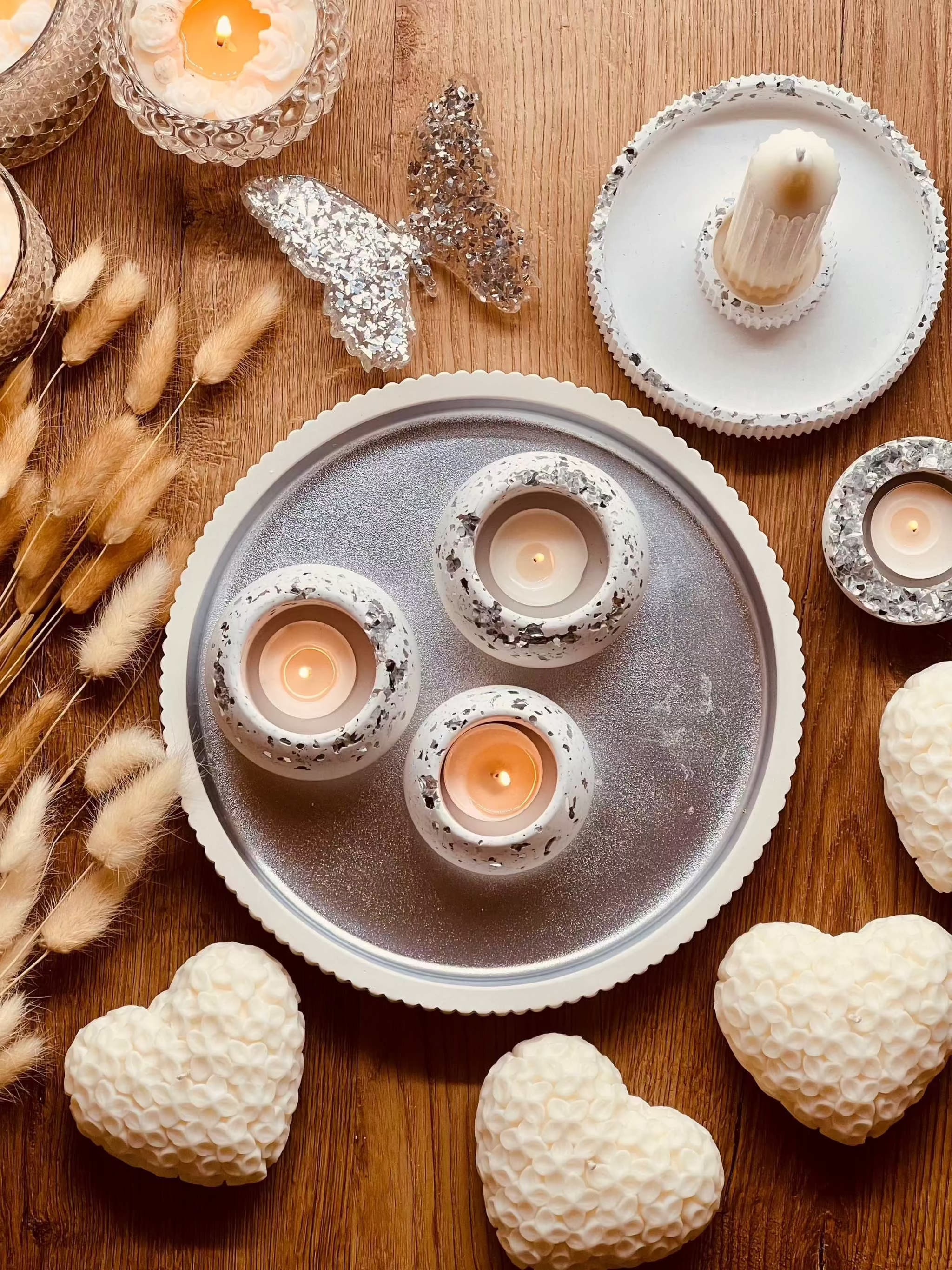 Handcrafted glittering Gießkeramik tealight holders, candle holders, and tray set.6 Teiliges Glitzerset Giesskeramik Weisse Deko elegant
