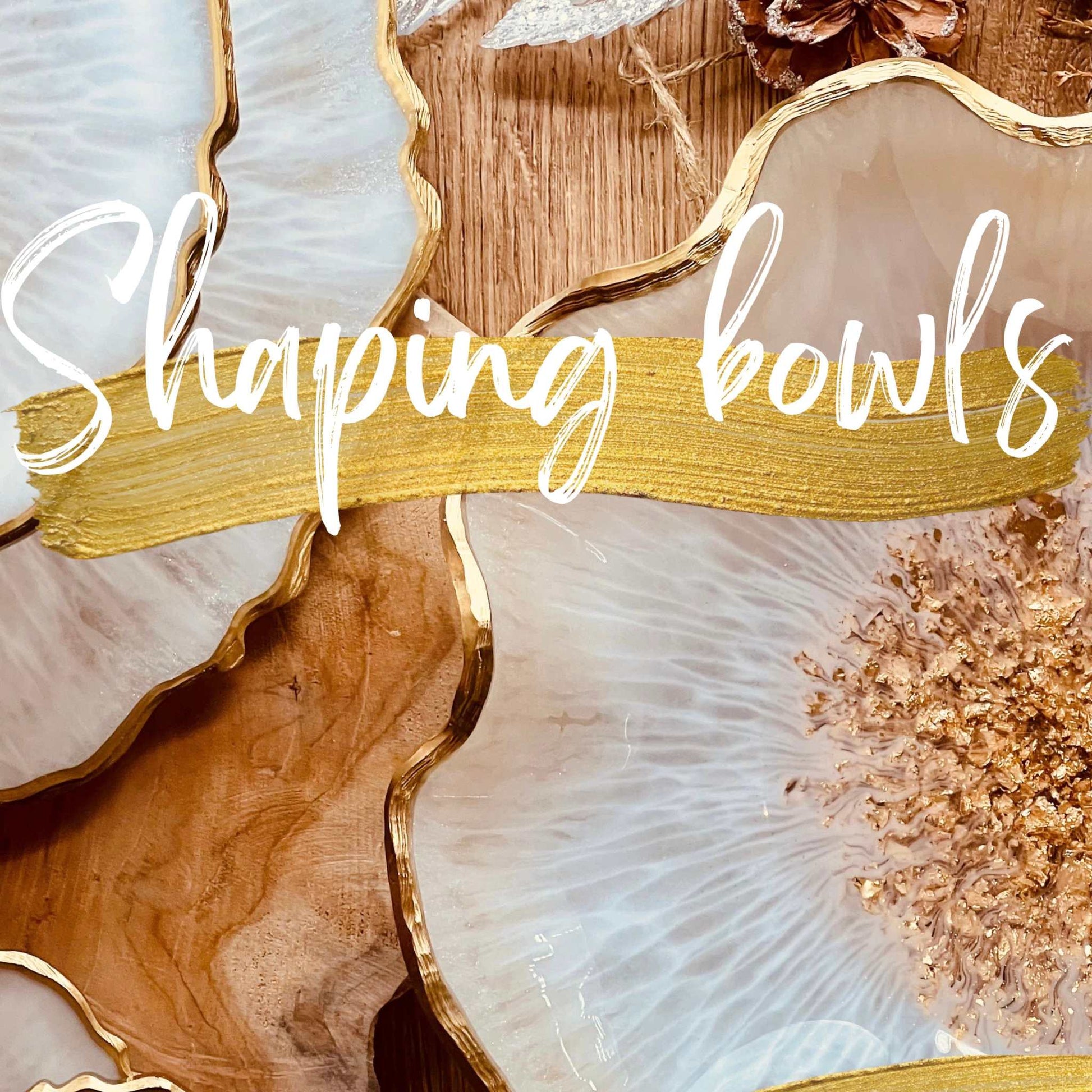 Resin Art Onlinekurs featuring shaping bowls with gold accents.