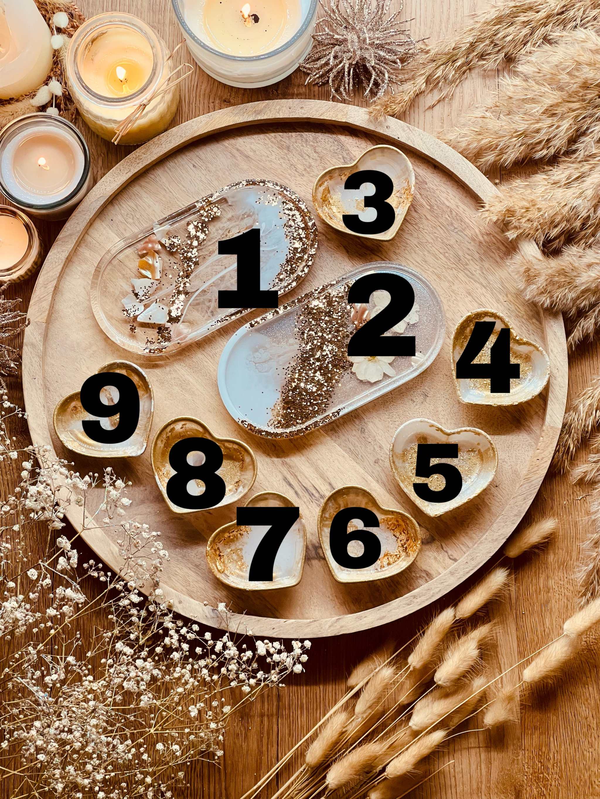 Handgemachte Schmuckschalen aus weißem Resin mit goldenen Details, Perlmutt und Blumen in verschiedenen Formen auf Holztablett