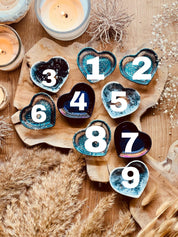 Handgemachte Schmuckschalen aus Resin in verschiedenen Farben Herzform auf Holztisch Dekoration Badezimmer Schlafzimmer Geschenk Unikate