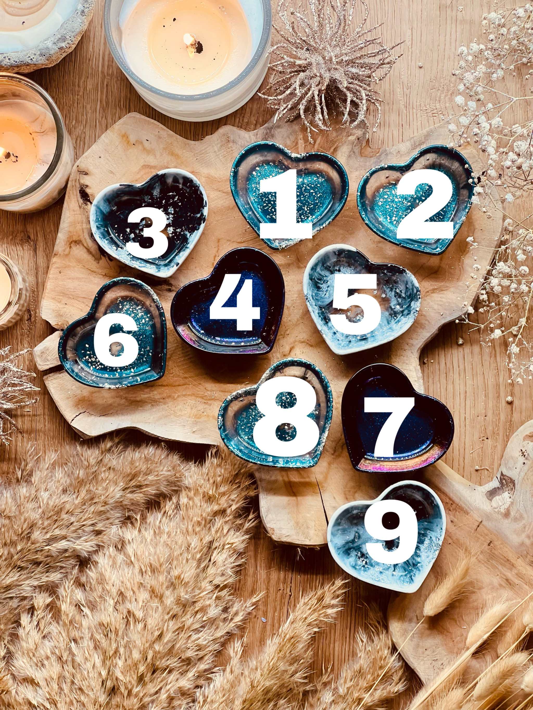 Handgemachte Schmuckschalen aus Resin in verschiedenen Farben Herzform auf Holztisch Dekoration Badezimmer Schlafzimmer Geschenk Unikate