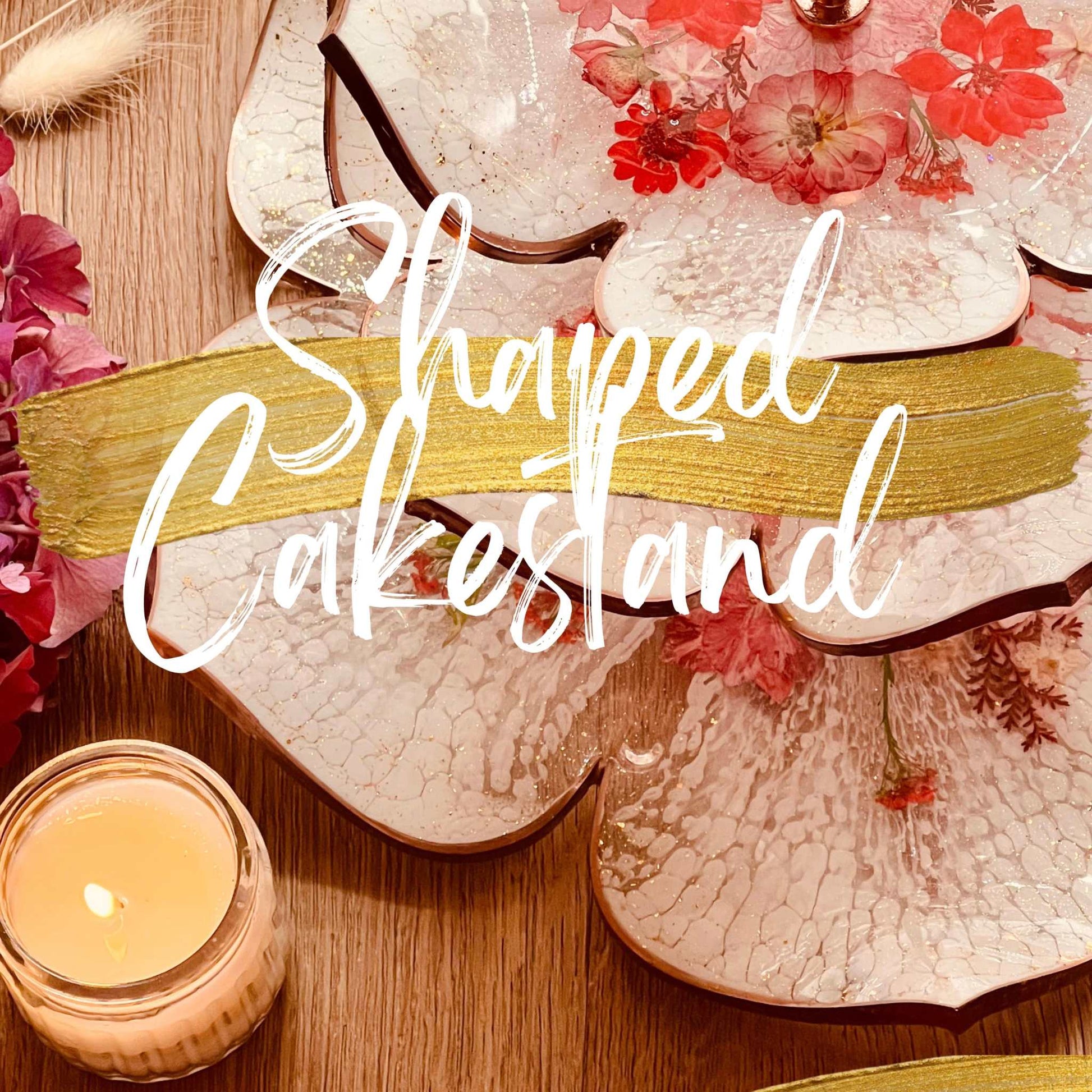 Resin Art Onlinekurs - Shaped Cakestand with floral design, candle, and flowers in display.