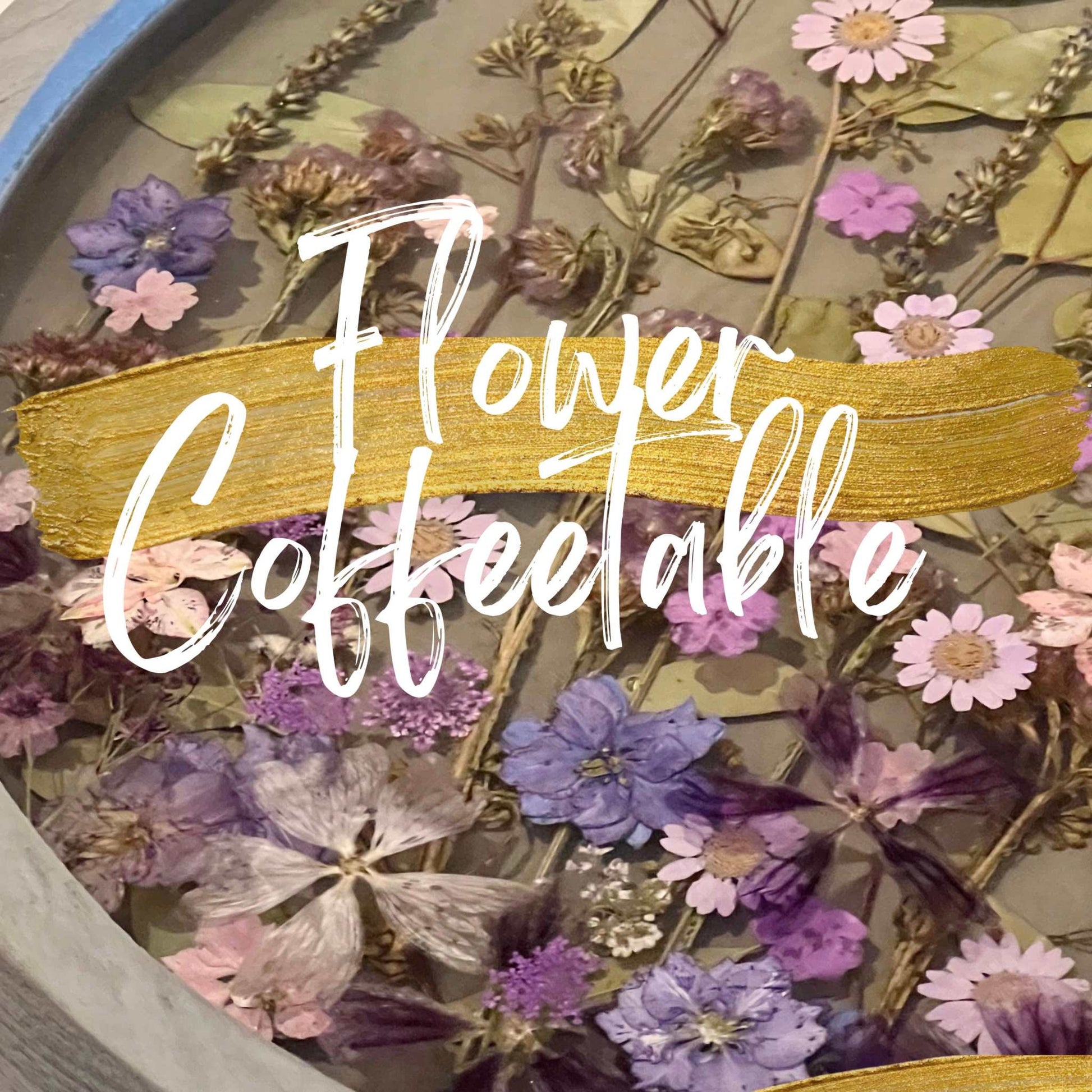 Resin Art Onlinekurs: Preserved flowers decoration on a resin coffee table.