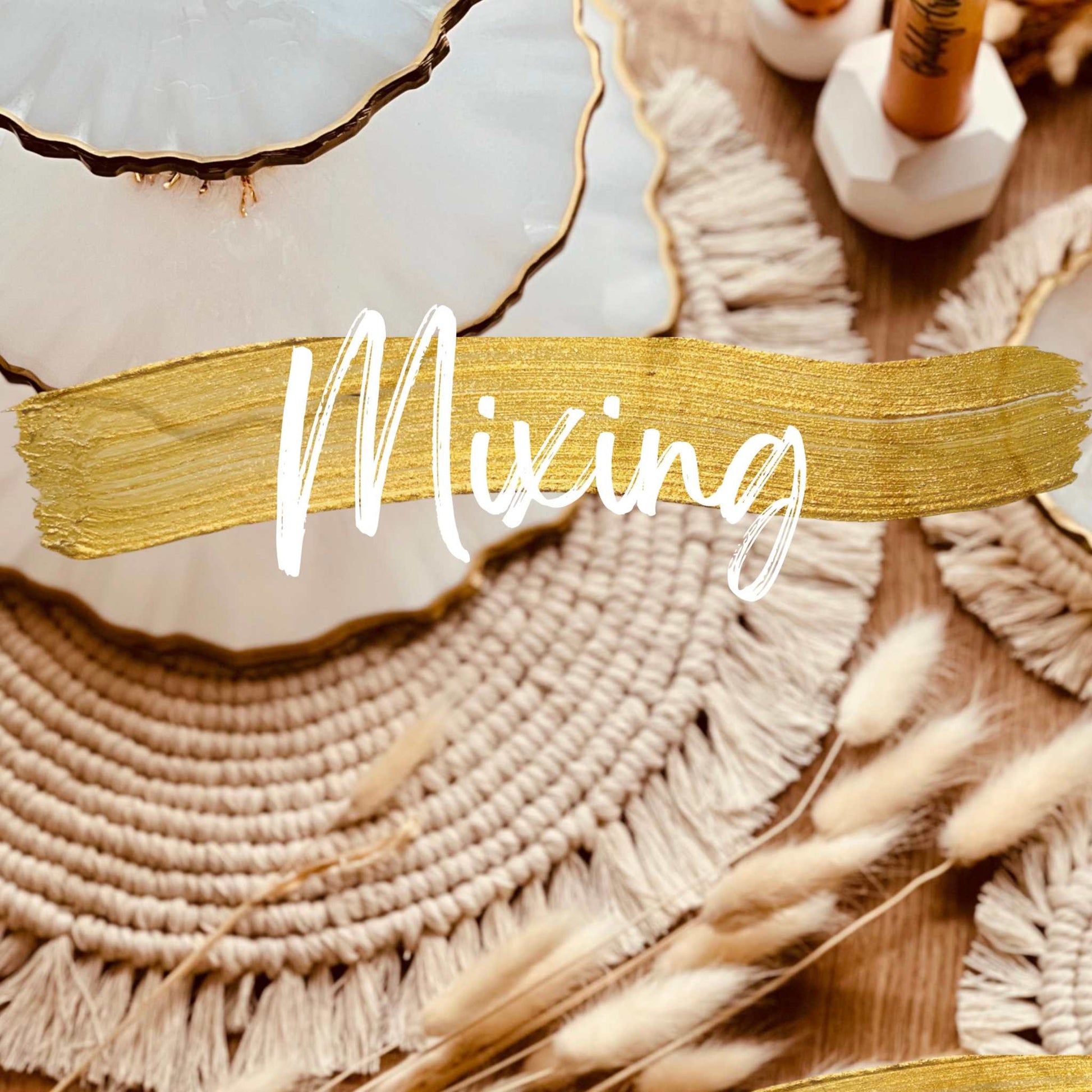 Resin Art Onlinekurs with mixing techniques and gold accents on decorative items.