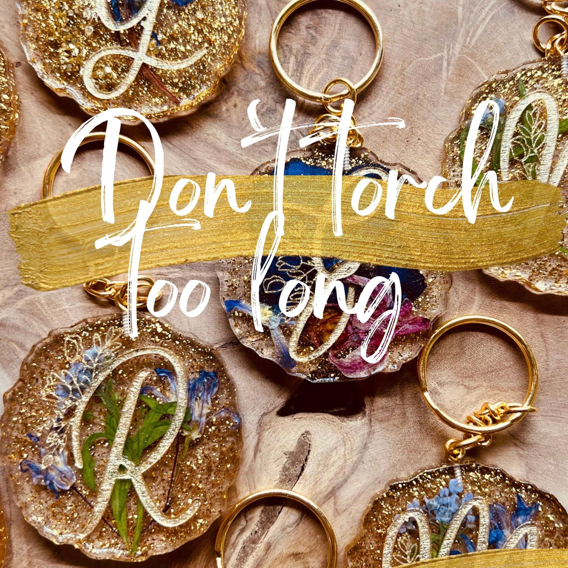 Keychains with floral resin art and gold details, showcasing creative possibilities from the Resin Art Onlinekurs.