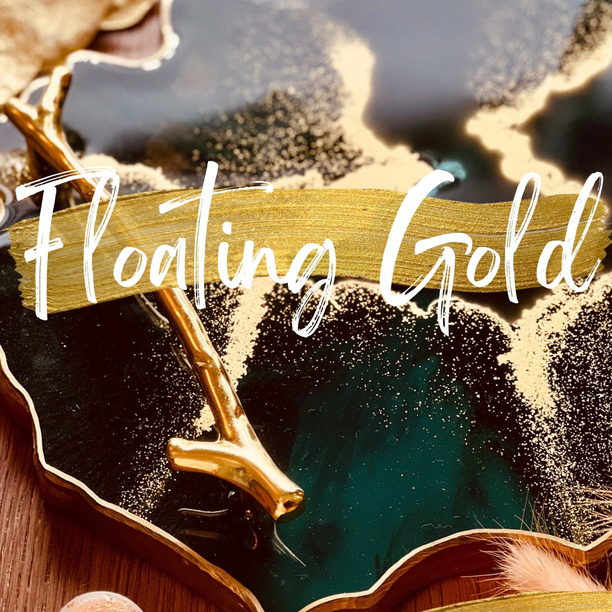 Close-up of a resin art piece with a floating gold effect, featuring golden lines and a textured surface, illustrating techniques covered in the Resin Art Onlinekurs.