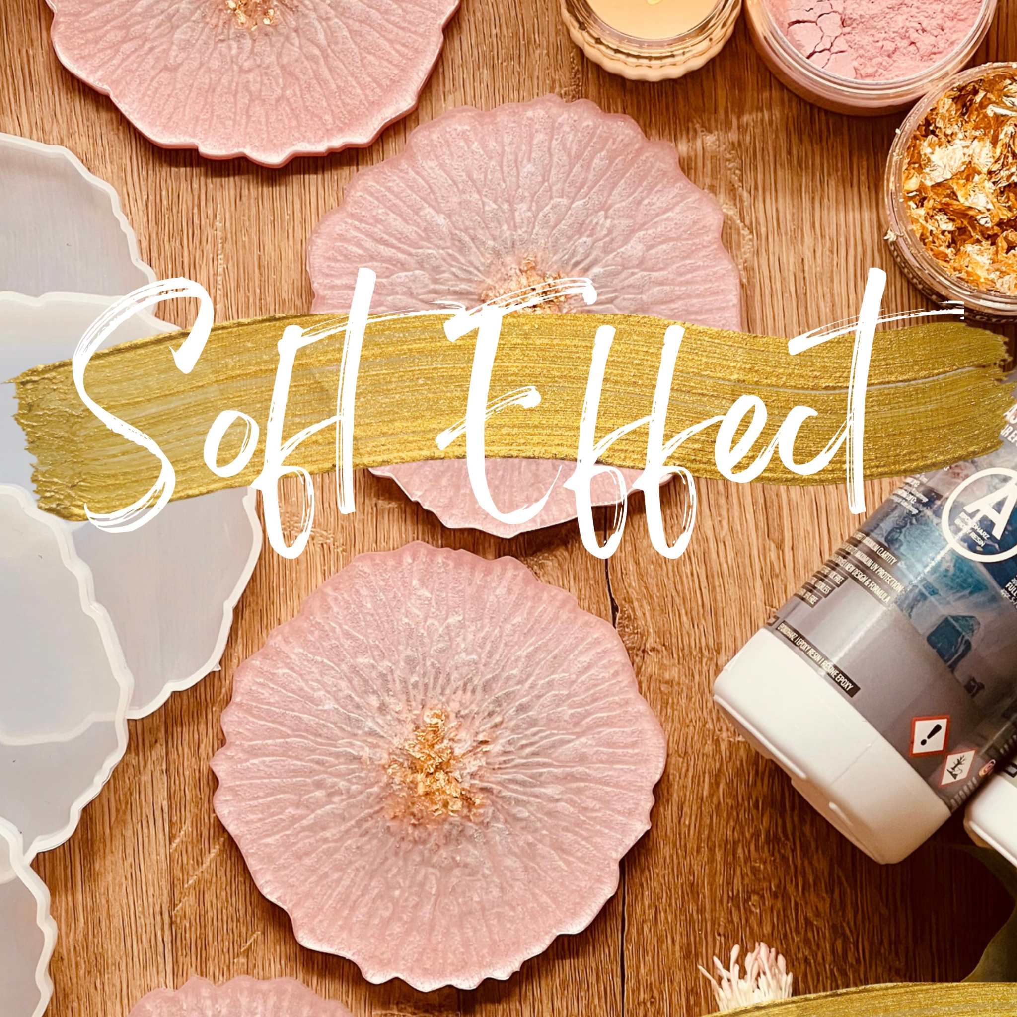 Resin Art Onlinekurs image showcasing soft effect floral designs with gold accents and resin materials.