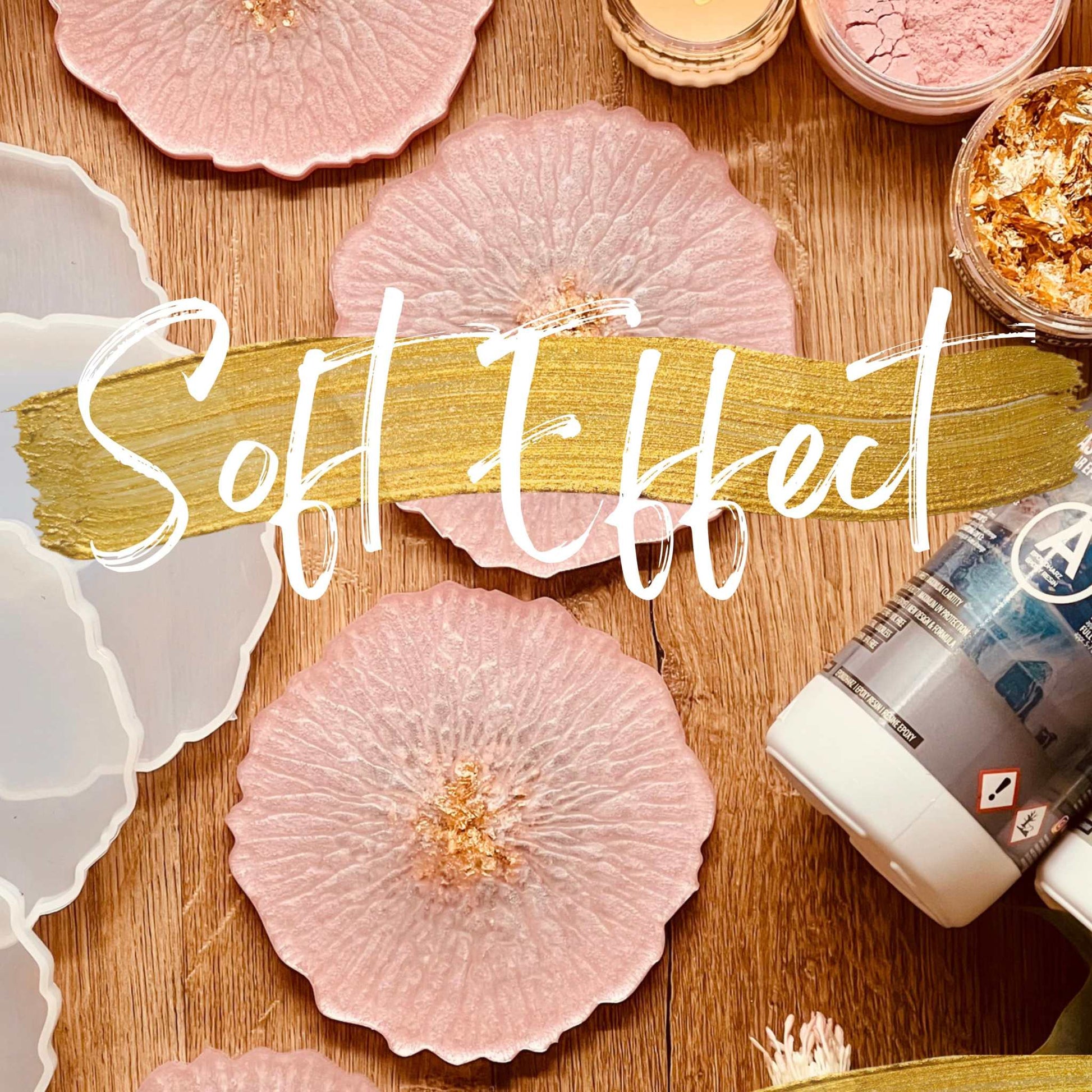 Resin Art Onlinekurs image showcasing soft effect floral designs with gold accents and resin materials.