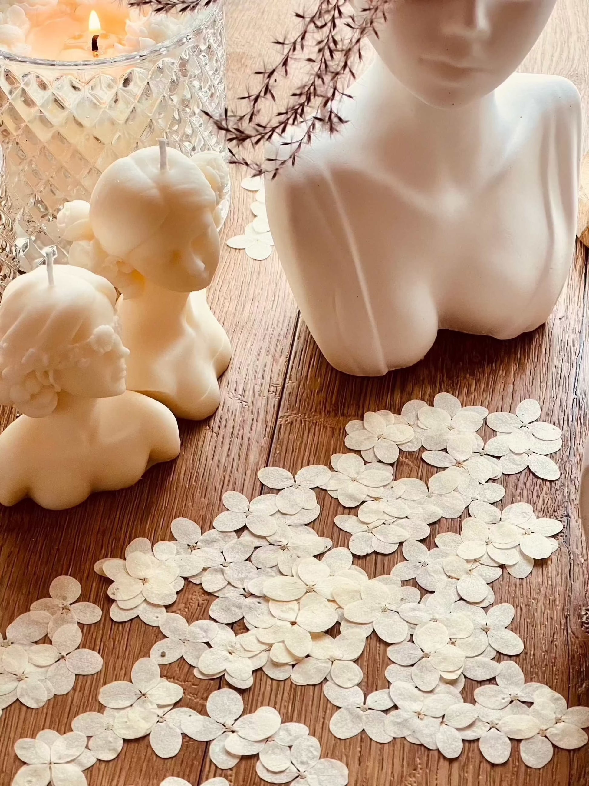 Handcrafted Gießkeramik vase in modern bust design on a wooden table with decorative flowers.Beautyful Lady Vase Giesskeramik Weisse Deko mit Charakter