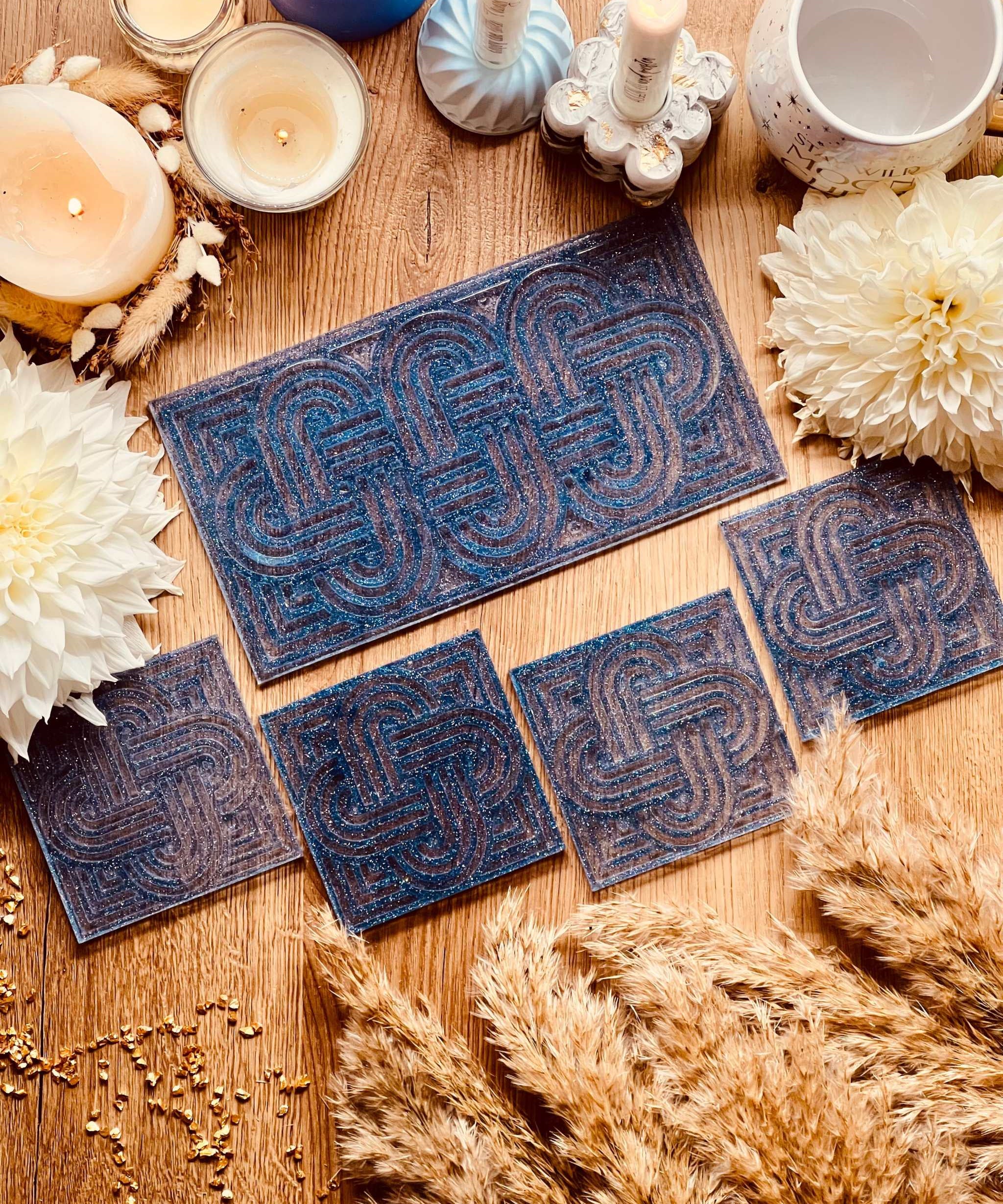 Blaues handgemachtes Resin Tablett und 4 Untersetzer mit glitzerndem Knot Design auf Holztisch dekoriert
