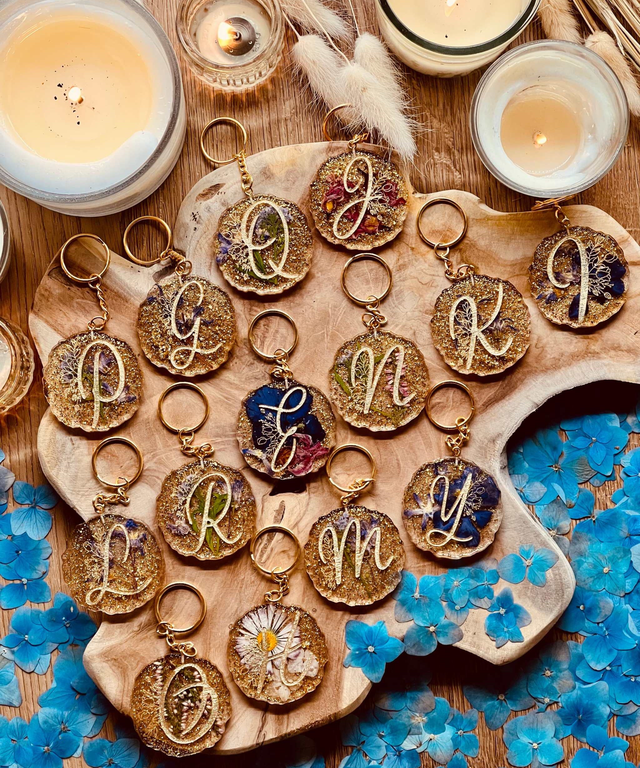 Brautstrauss Konservierung - Handgefertigter Designer Schlüsselanhänger mit echten Blumen, in hochwertigem Resin gegossen, einzigartiges Unikat, stilvolles Accessoire für Naturliebhaber.