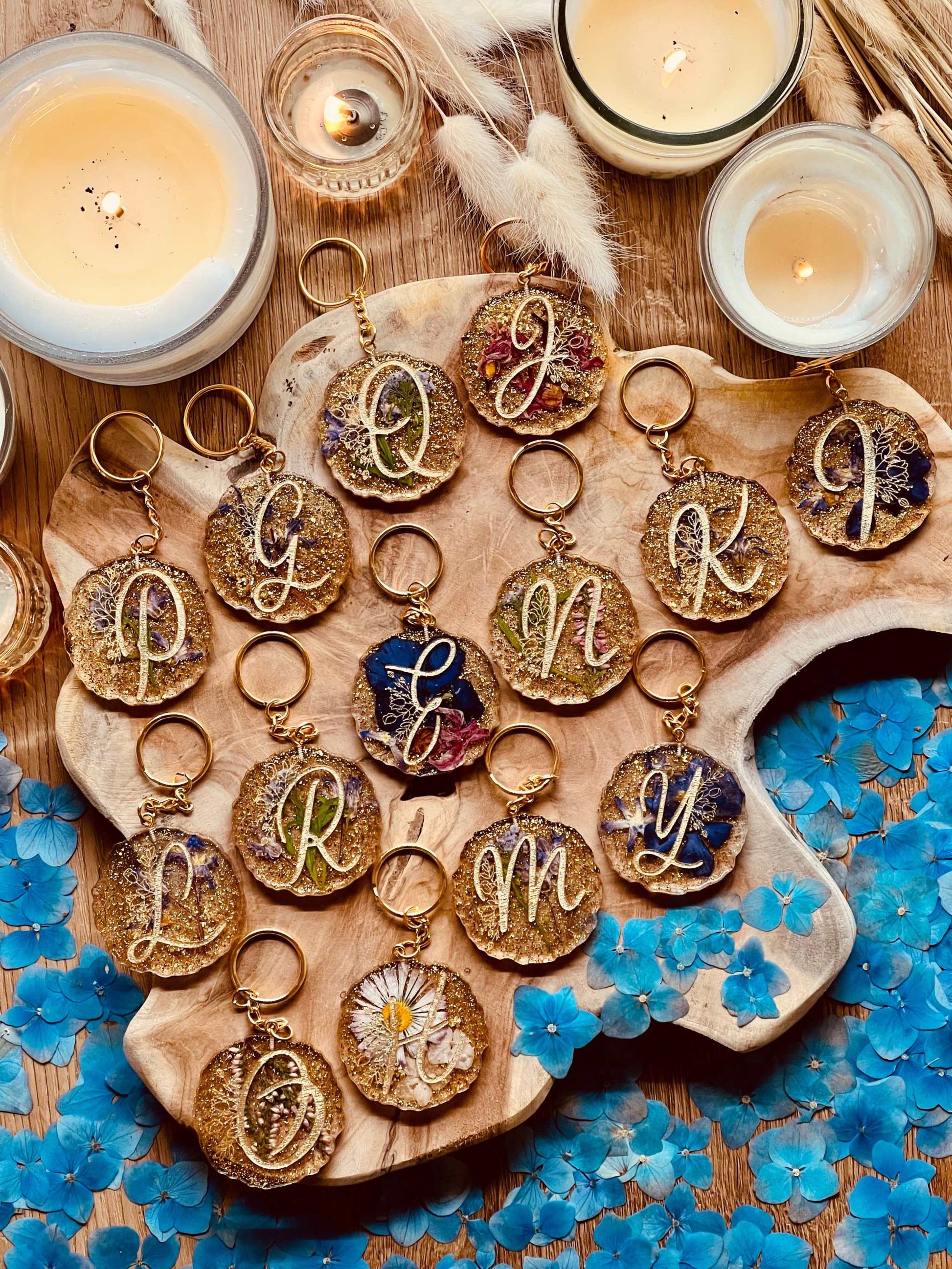 Brautstrauss Konservierung - Handgefertigter Designer Schlüsselanhänger mit echten Blumen, in hochwertigem Resin gegossen, einzigartiges Unikat, stilvolles Accessoire für Naturliebhaber.