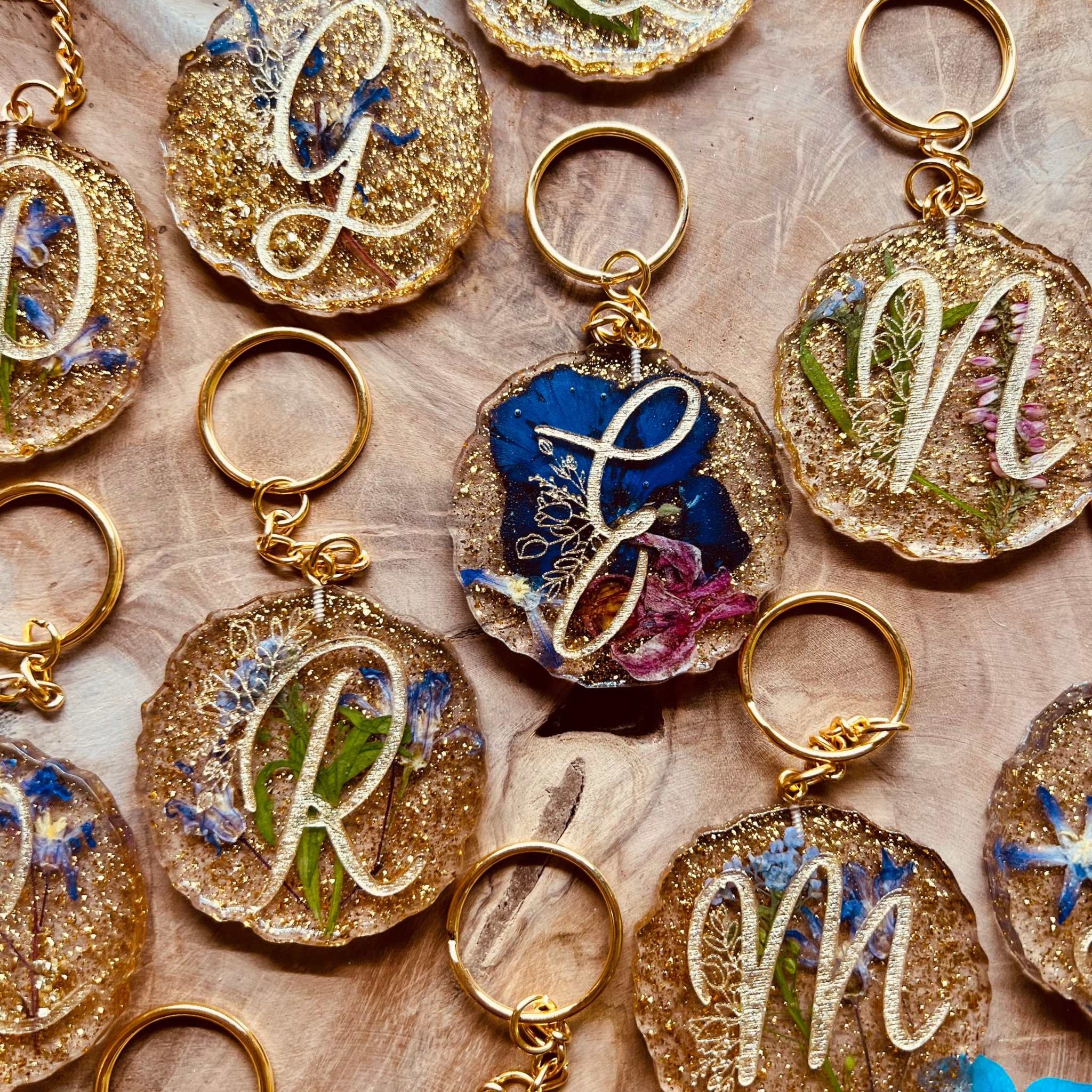 Brautstrauss Konservierung - Handgefertigter Resin Designer Schlüsselanhänger mit echten Blumen, einzigartiges Unikat, stilvolles Accessoire für den Alltag.