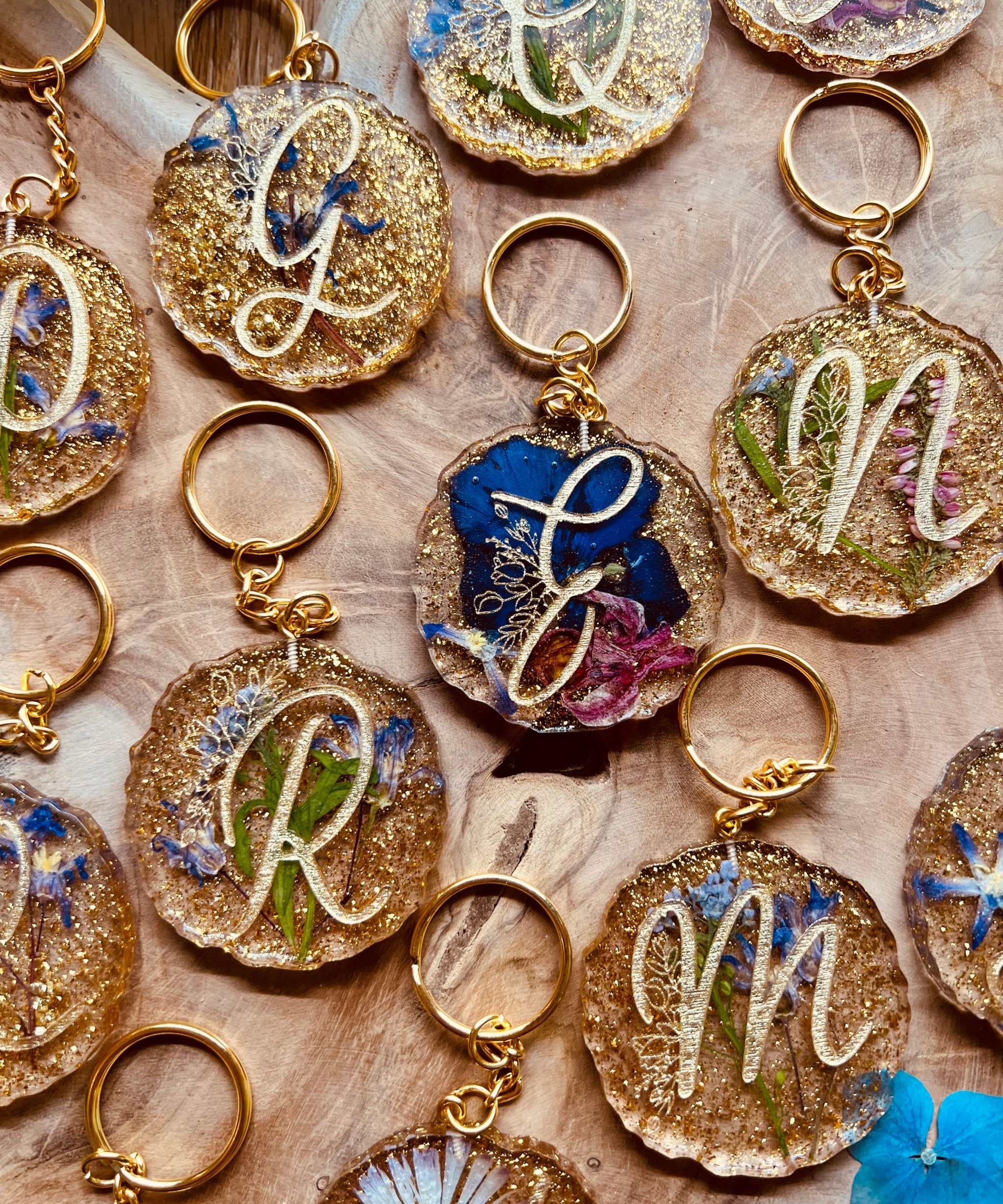 Brautstrauss Konservierung - Handgefertigter Resin Designer Schlüsselanhänger mit echten Blumen, einzigartiges Unikat, stilvolles Accessoire für den Alltag.