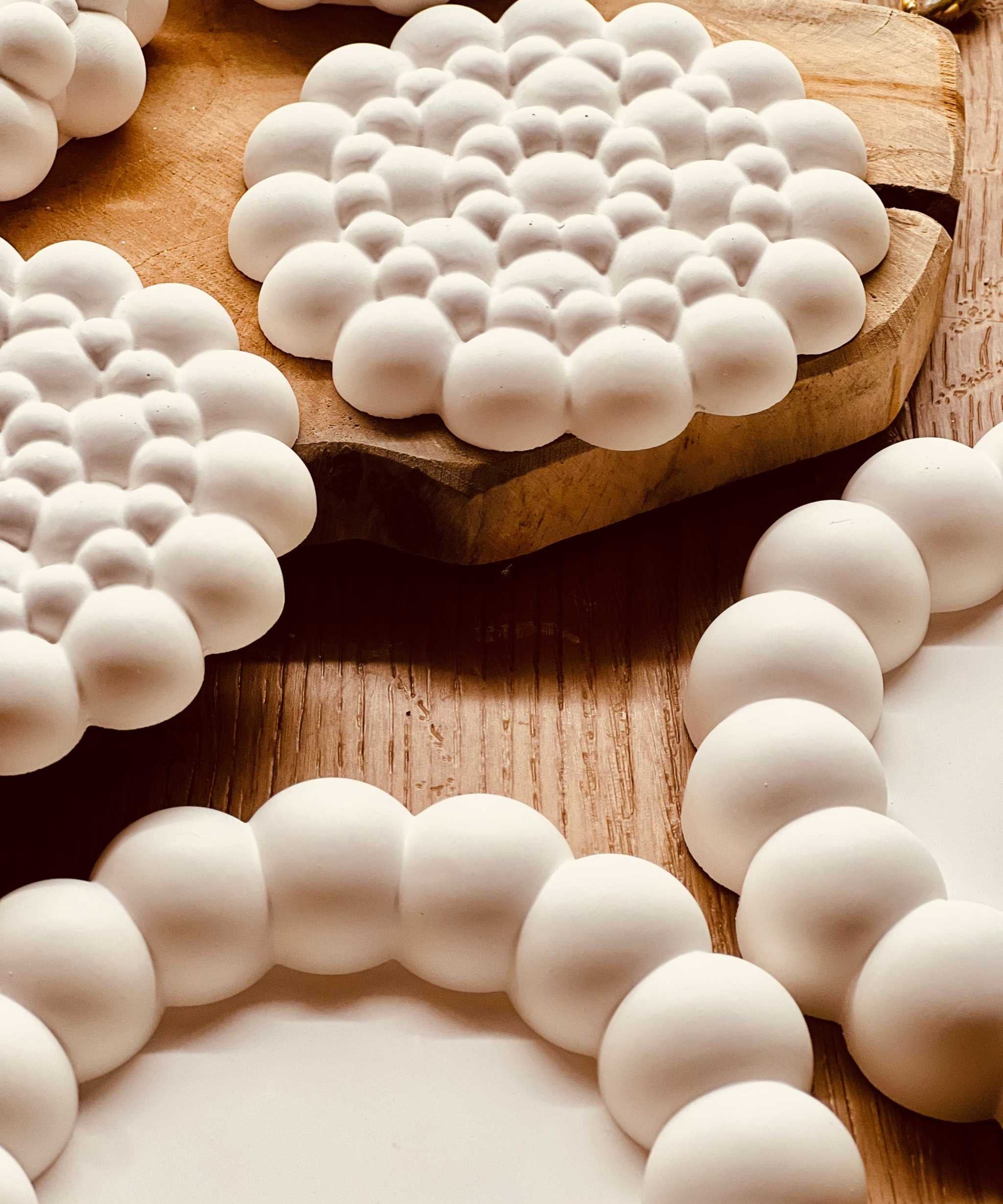 Handgefertigte runde Untersetzer aus Gießkeramik mit einzigartigem Kugelmuster, ideal für Tischdeko.Bubble Look Tabletts und Untersetzer Giesskeramik Weisse Deko