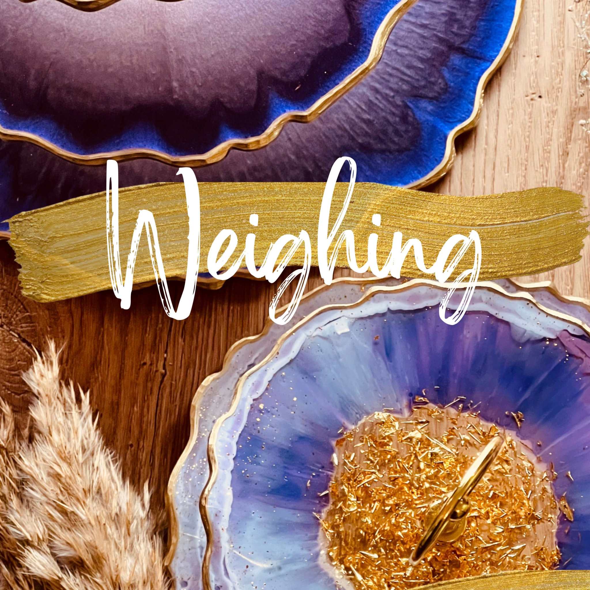 Resin Art Onlinekurs with decorative resin dishes showcasing vibrant colors and weighing technique.