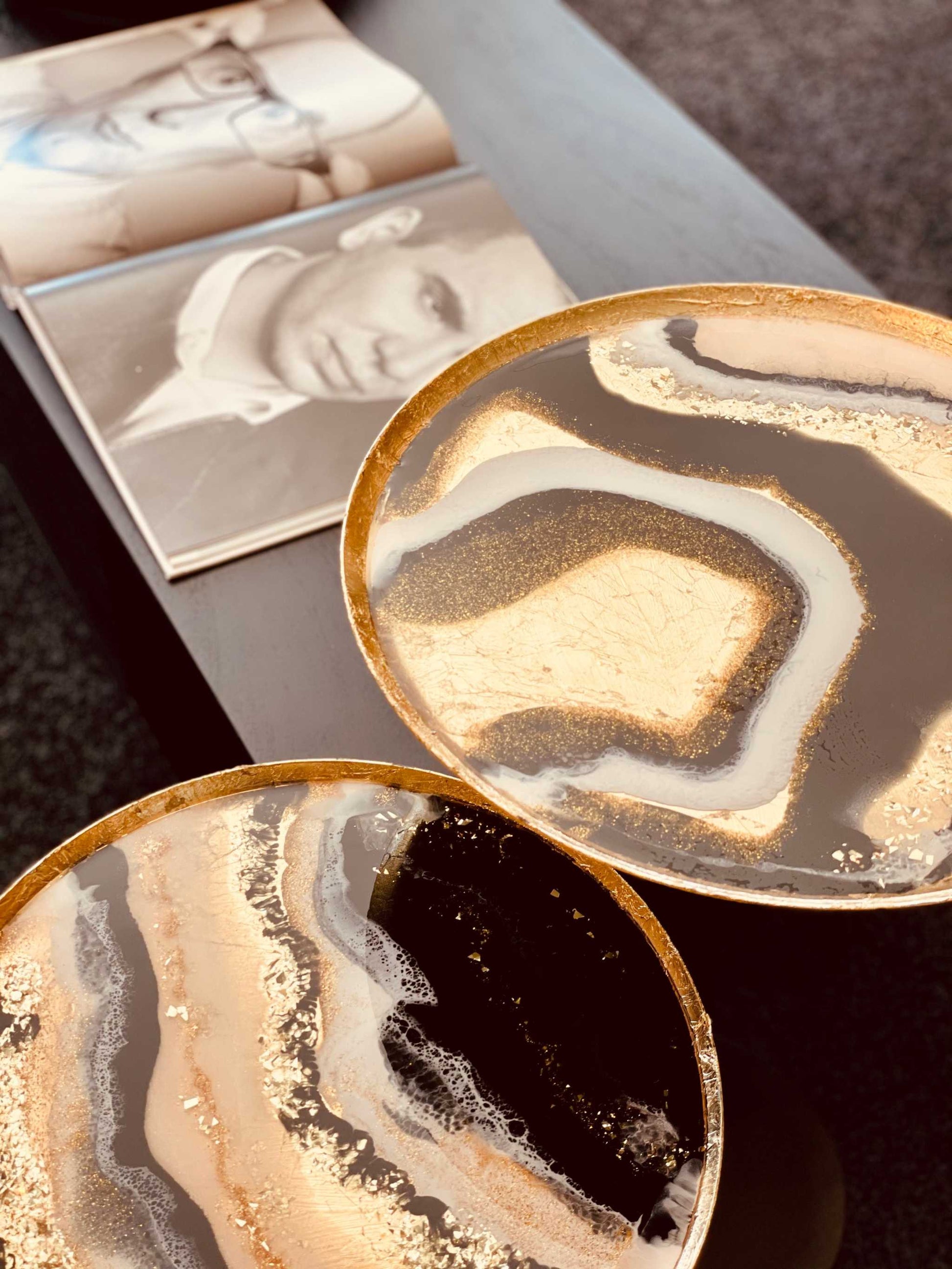 Dekoratives Couchtisch-Duo aus Epoxidharz mit hochwertiger Verarbeitung – glamouröse Töne in Gold, Weiß, Schwarz und Perlmutt