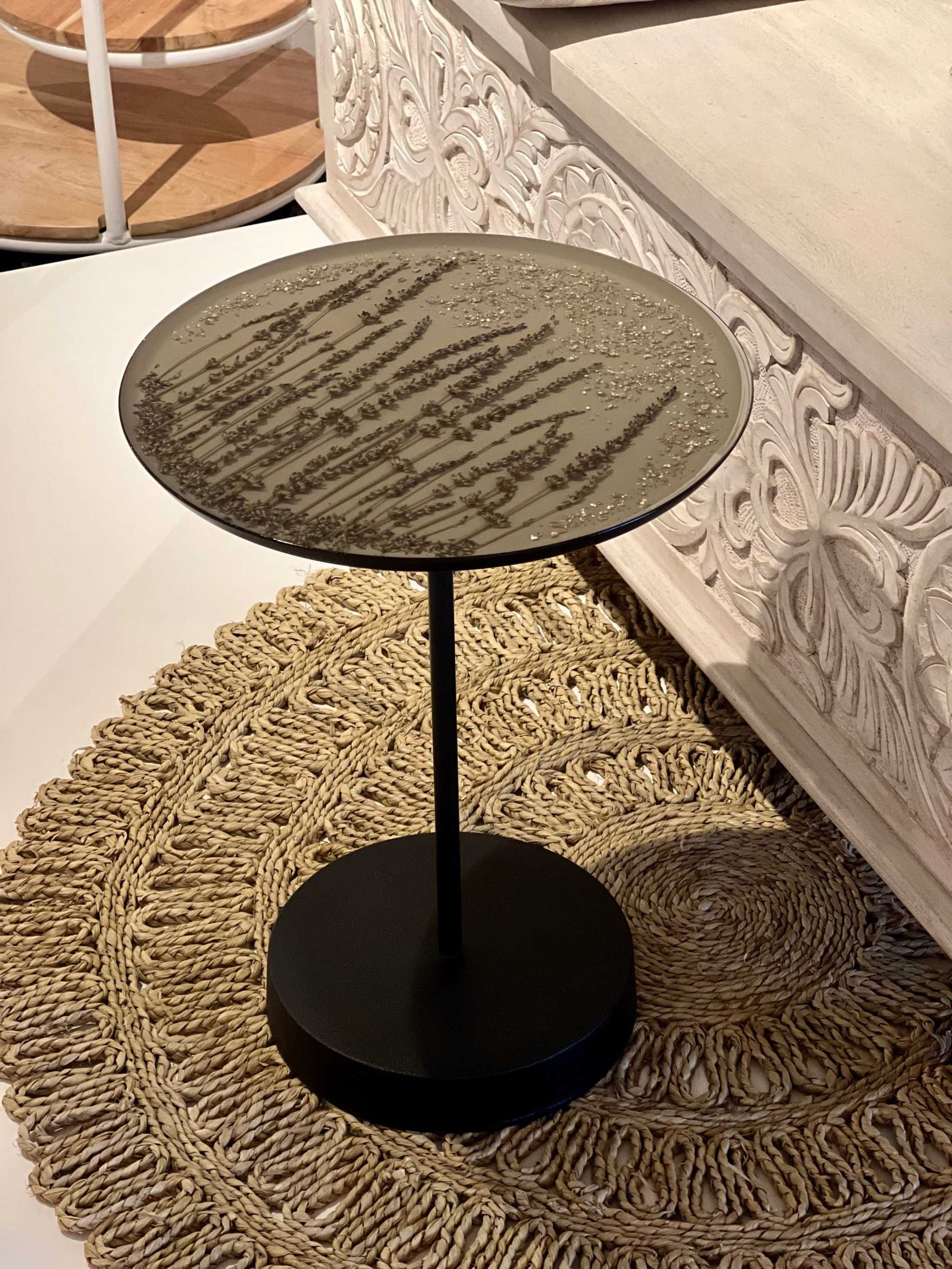 Design Couchtisch aus Epoxidharz mit Lavendel und Silberoptik, 33x43 cm – romantisches Unikat mit floraler Leichtigkeit