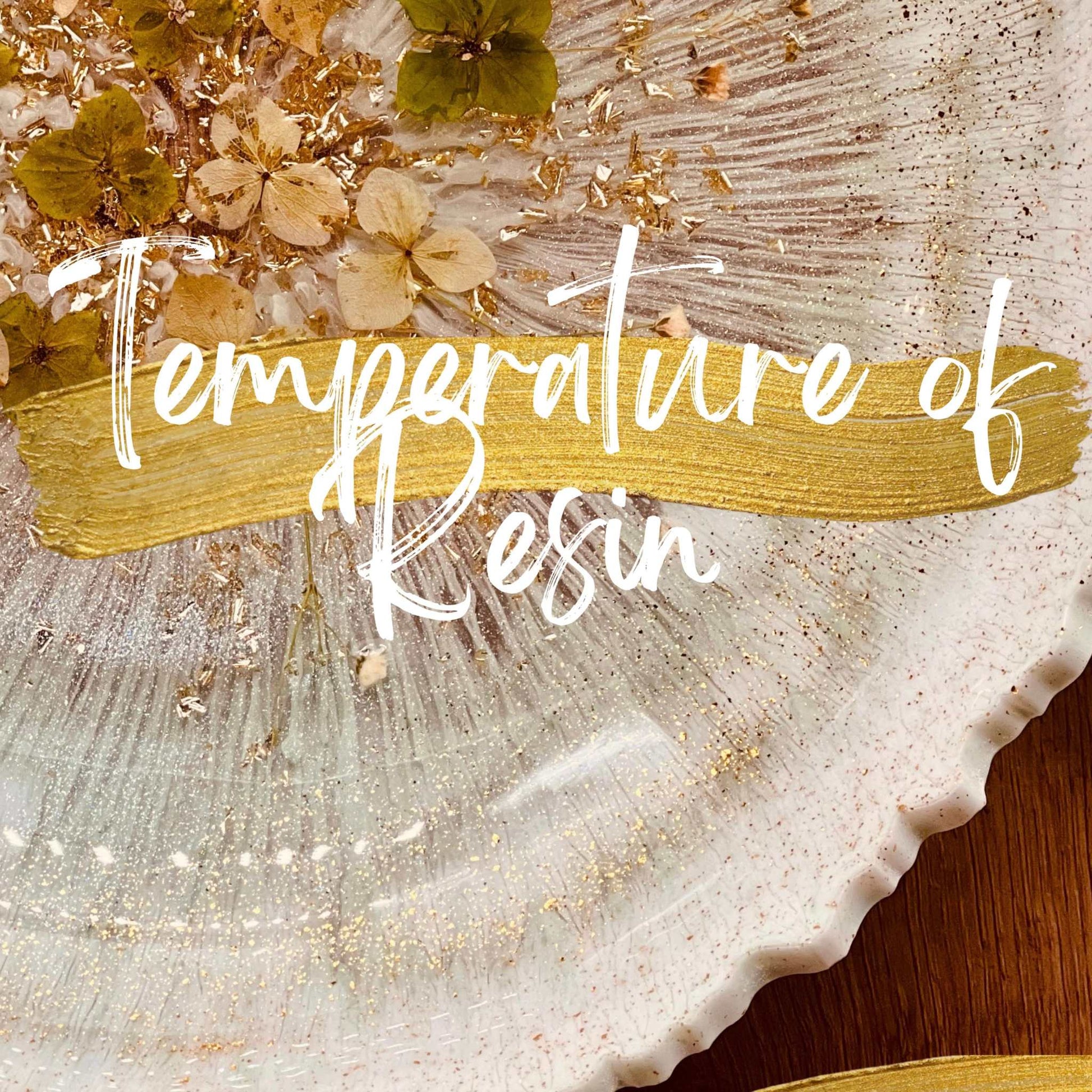 Resin Art Onlinekurs with dried flowers and gold detailing.