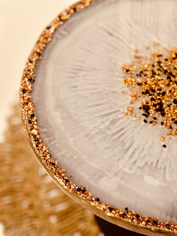 Epoxidharz Couchtisch rund in Weiß mit goldenen Glitzersteinen – 40cm Durchmesser