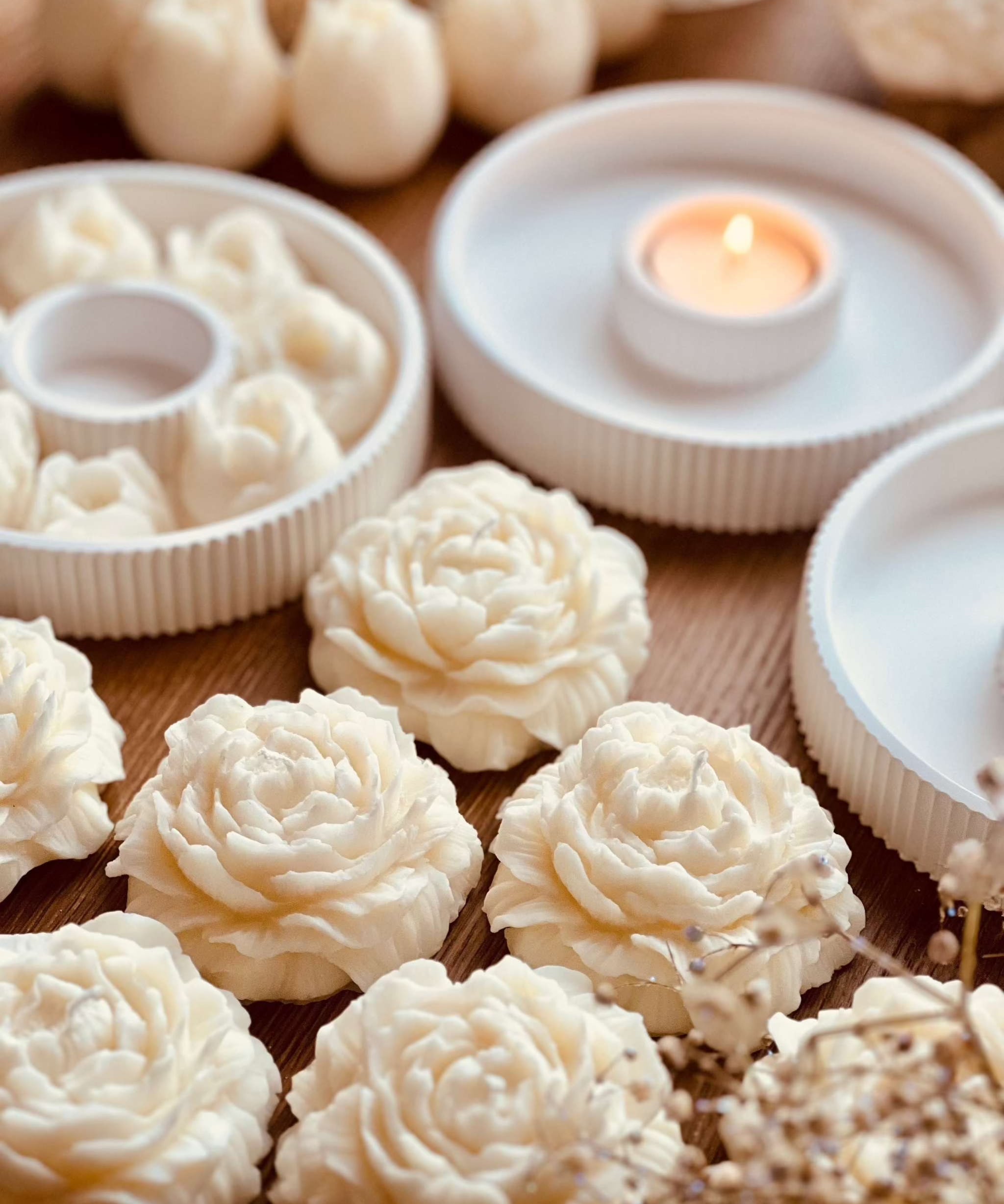 Natürliche Rapswachskerze in Blumenform, handgegossen und detailreich – ideal als romantisches Geschenk oder dekorativer Hingucker.  Elegantes Geschenkset mit weissen Pfingstrosen als Kerze oder Giesskeramik Deko