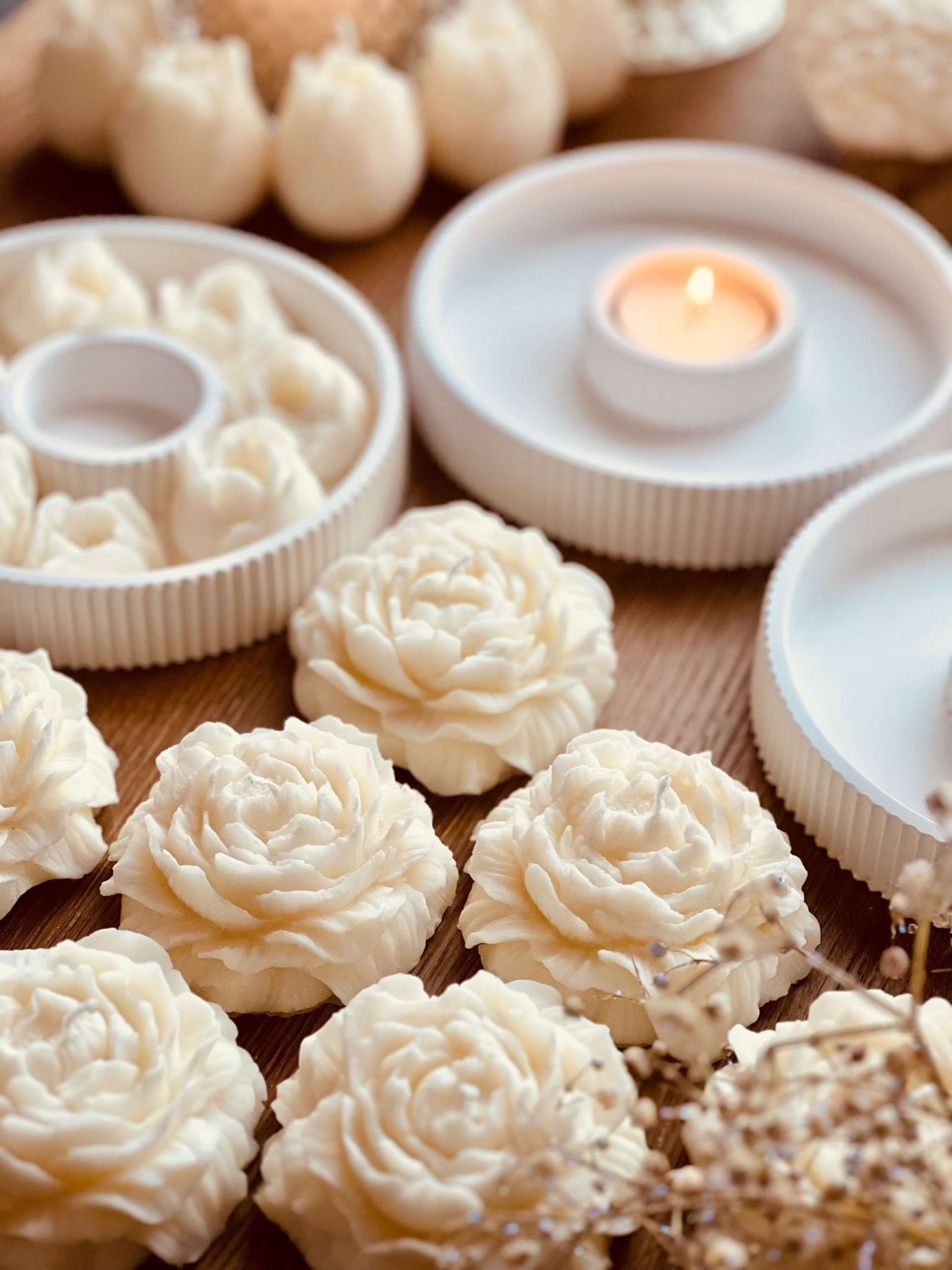 Natürliche Rapswachskerze in Blumenform, handgegossen und detailreich – ideal als romantisches Geschenk oder dekorativer Hingucker.  Elegantes Geschenkset mit weissen Pfingstrosen als Kerze oder Giesskeramik Deko