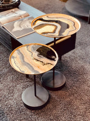 Epoxidharz Couchtisch Set mit runder Form, schwarzem Unterton und goldenen Details – ein harmonisches Möbelstück in 2 Größen