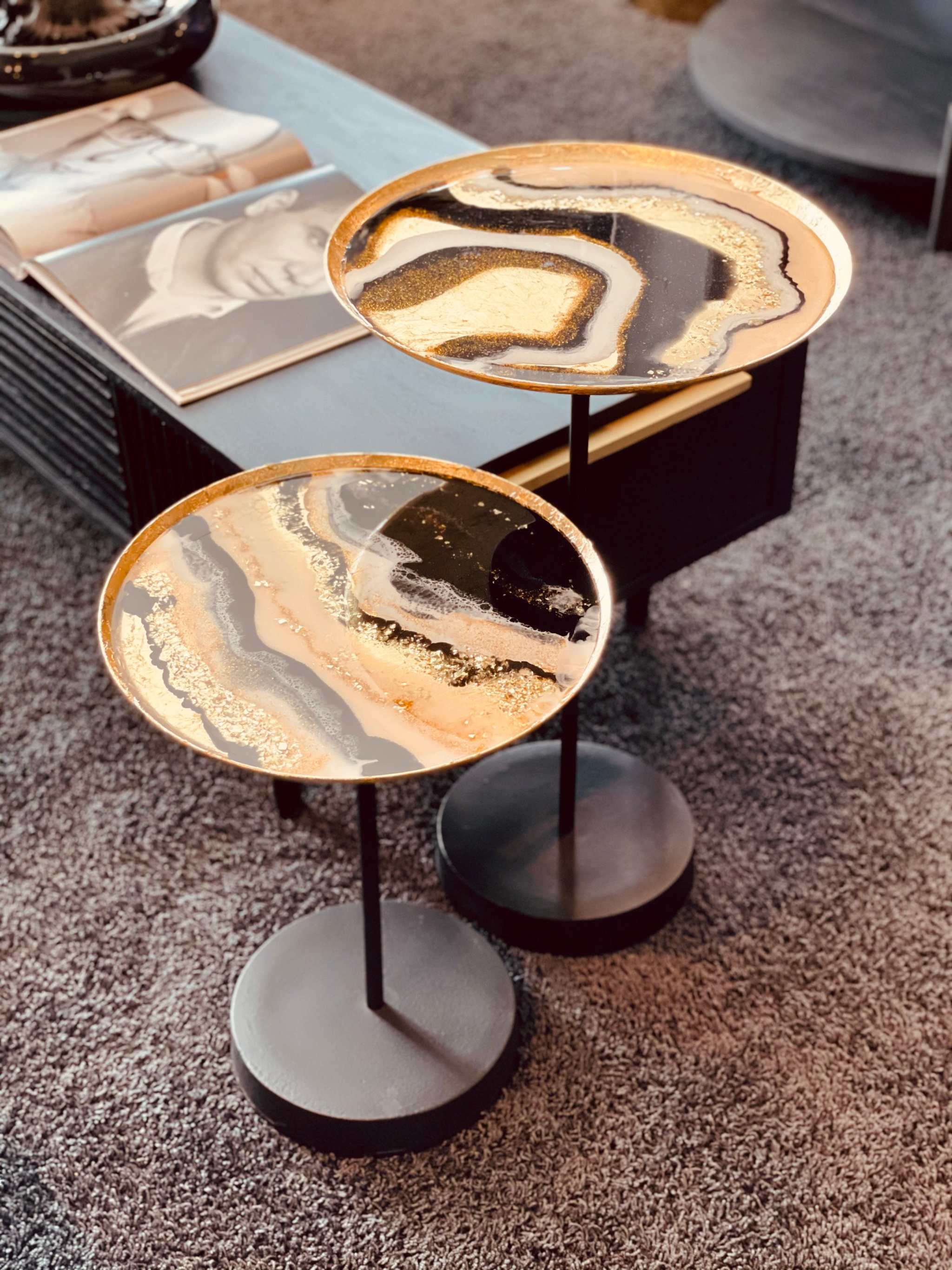 Epoxidharz Couchtisch Set mit runder Form, schwarzem Unterton und goldenen Details – ein harmonisches Möbelstück in 2 Größen