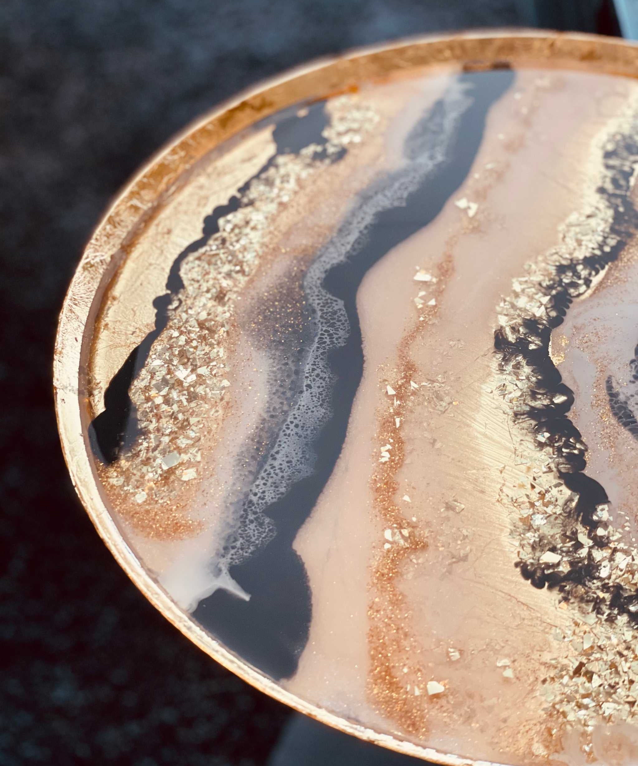 Epoxidharz Couchtisch im 2er Set mit glamourösem Finish – edles Design in runder Form mit Blattgold und schimmernden Farbtönen