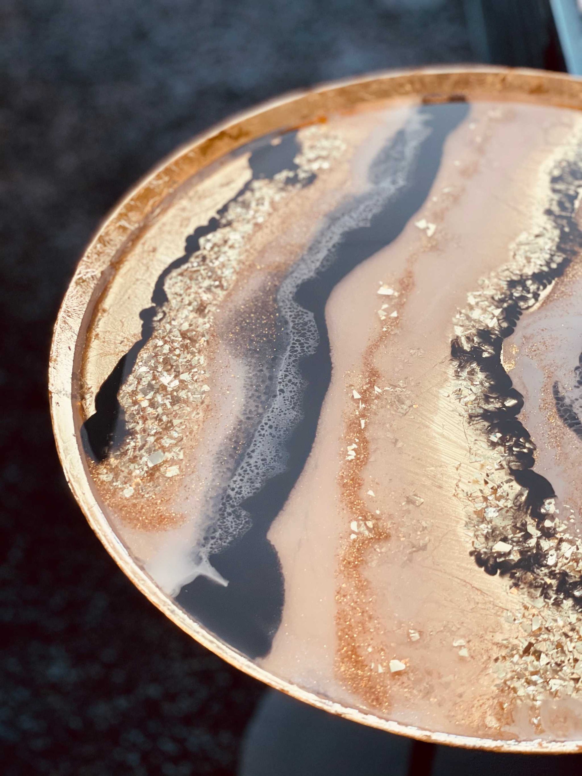 Epoxidharz Couchtisch im 2er Set mit glamourösem Finish – edles Design in runder Form mit Blattgold und schimmernden Farbtönen